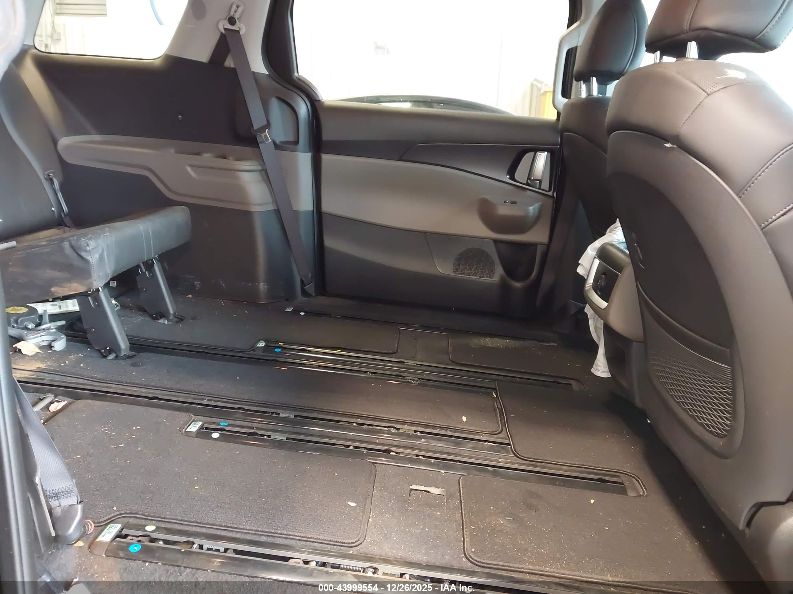 KIA CARNIVAL image 8