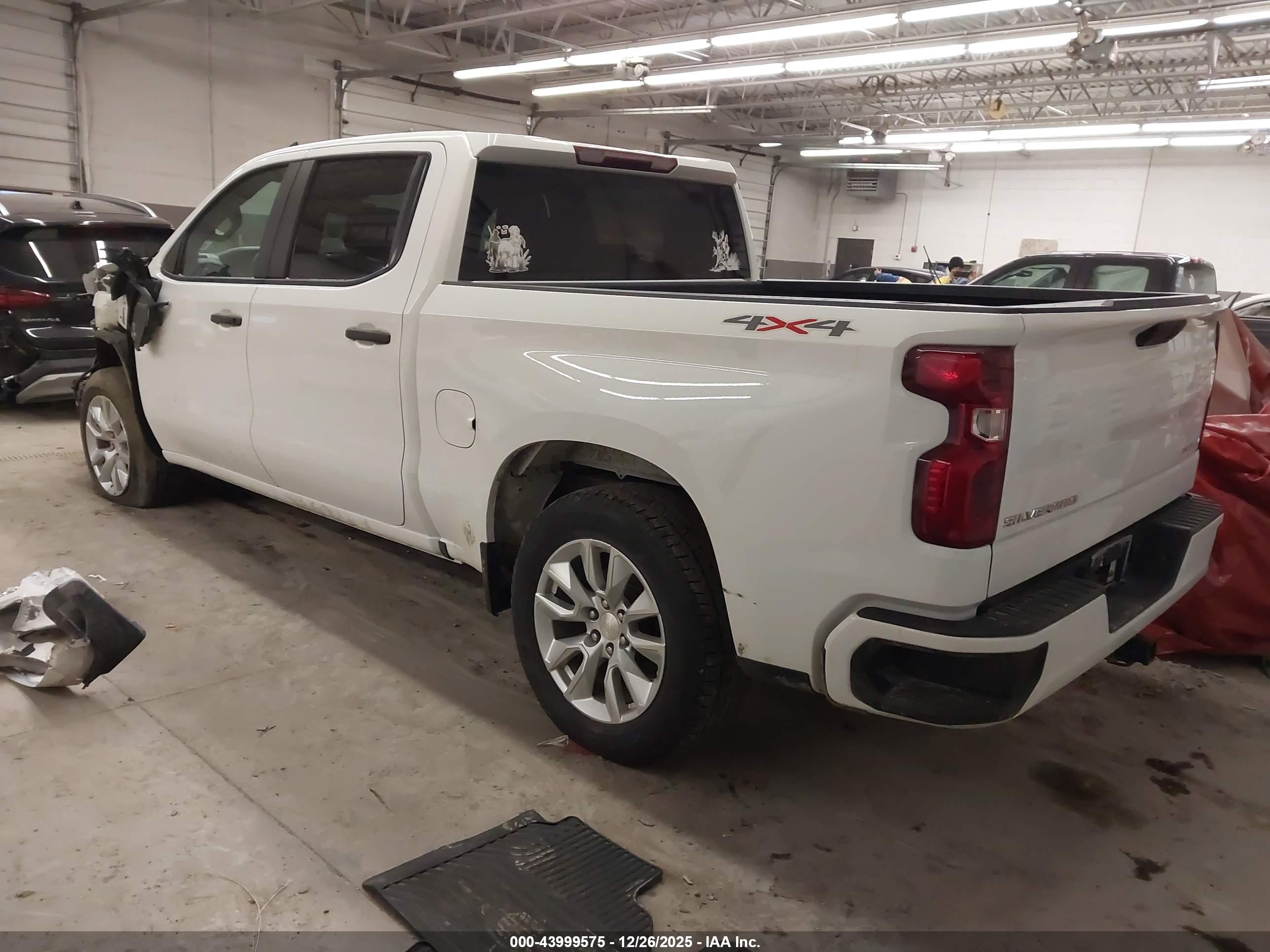 CHEVROLET SILVERADO image 3