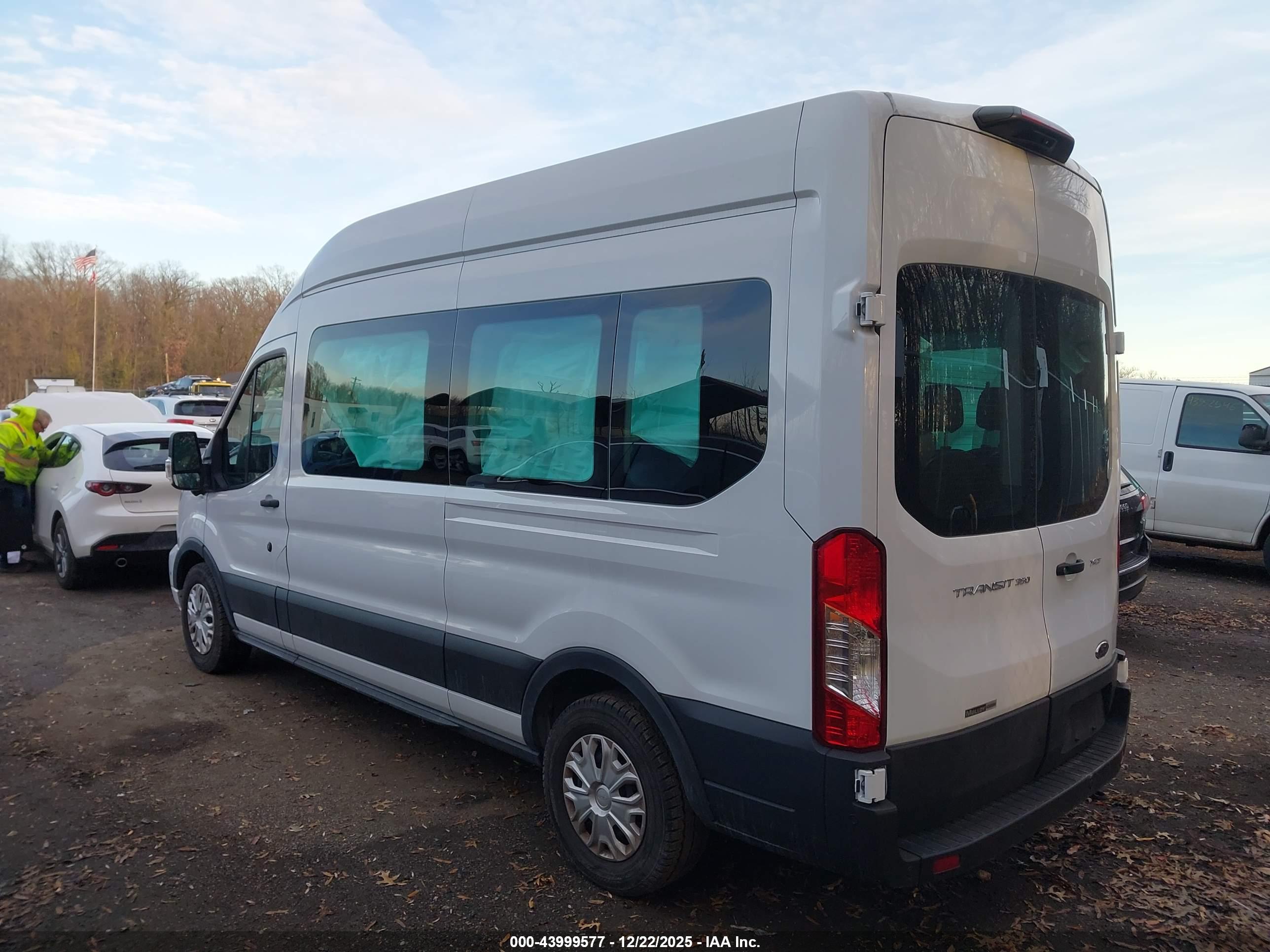 FORD TRANSIT-350 image 3