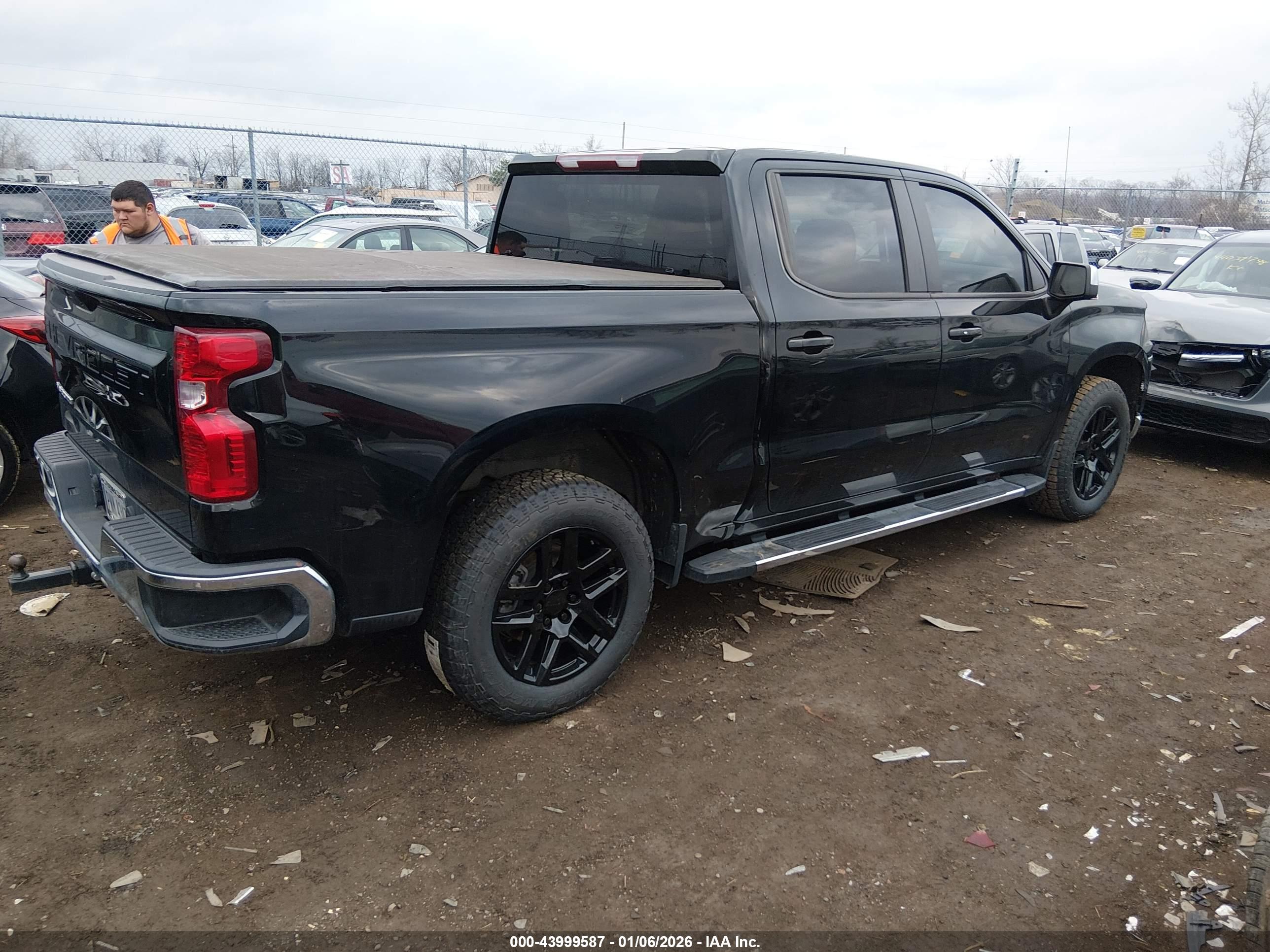 CHEVROLET SILVERADO image 4