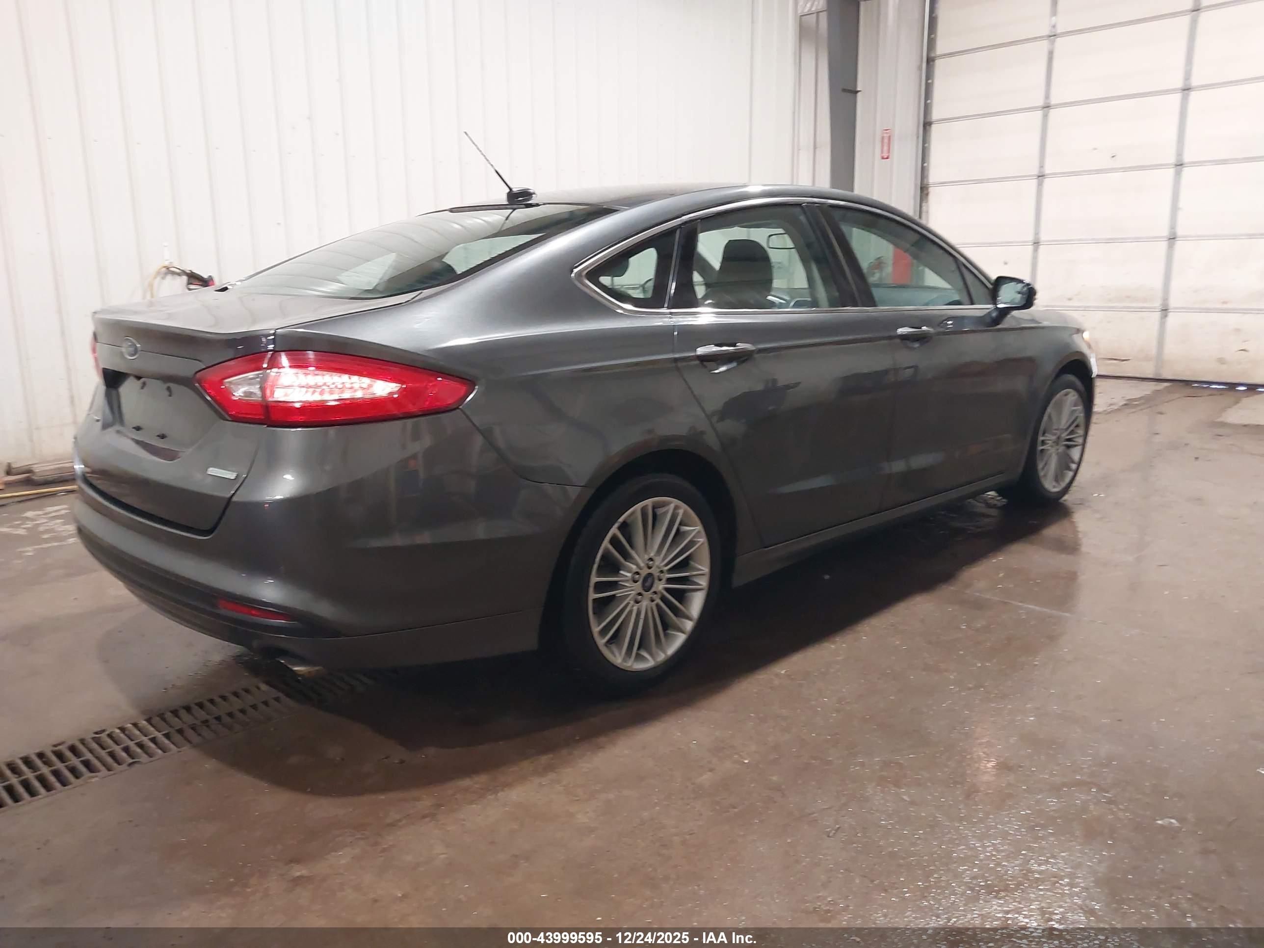 FORD FUSION image 4