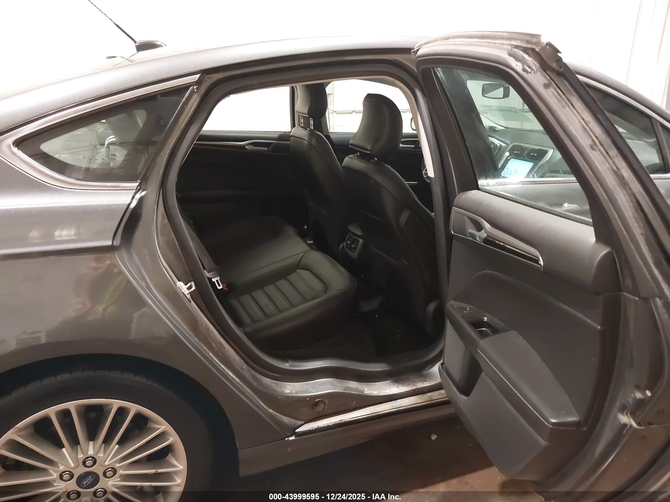 FORD FUSION image 8
