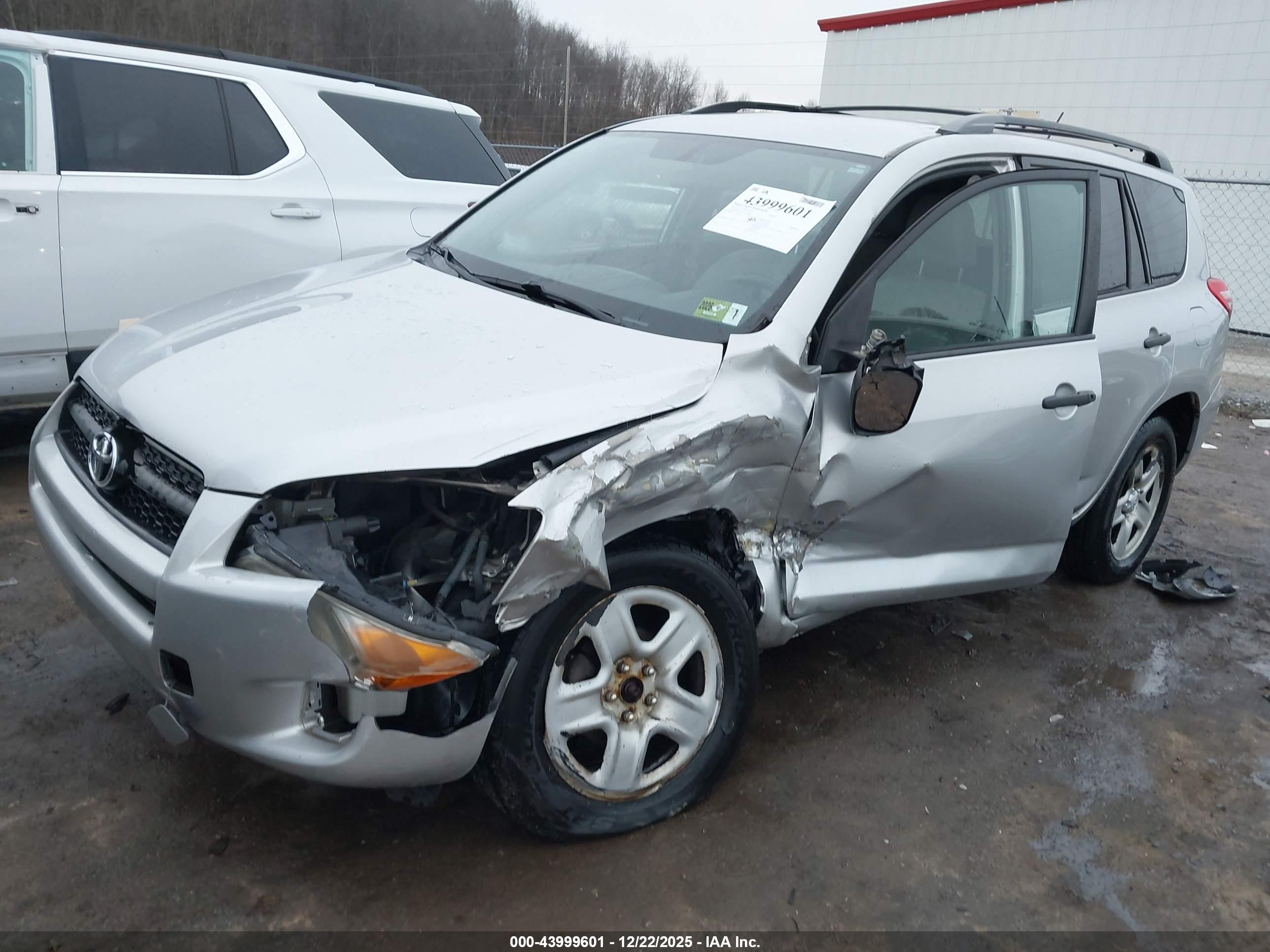 TOYOTA RAV4 image 2