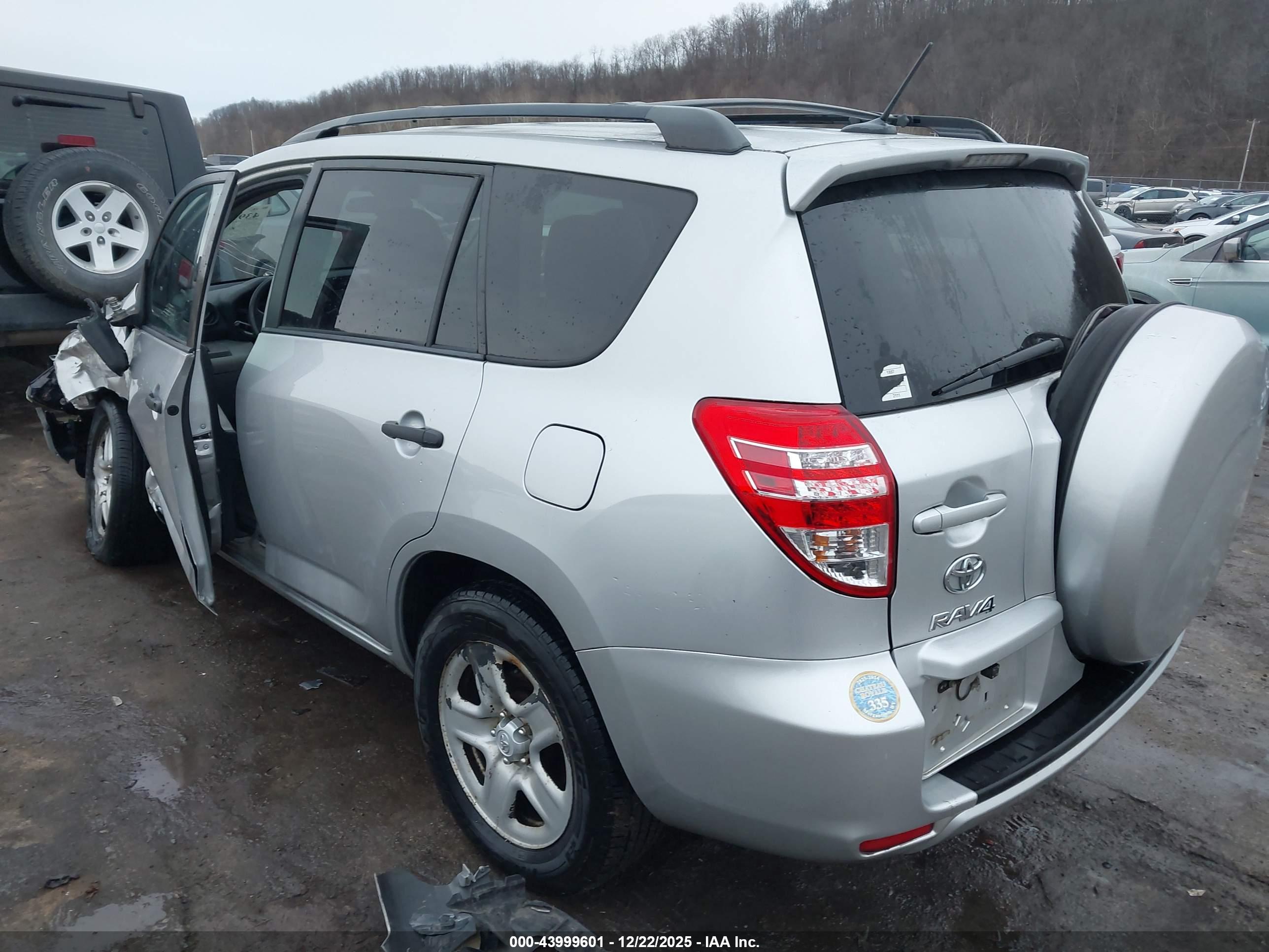 TOYOTA RAV4 image 3
