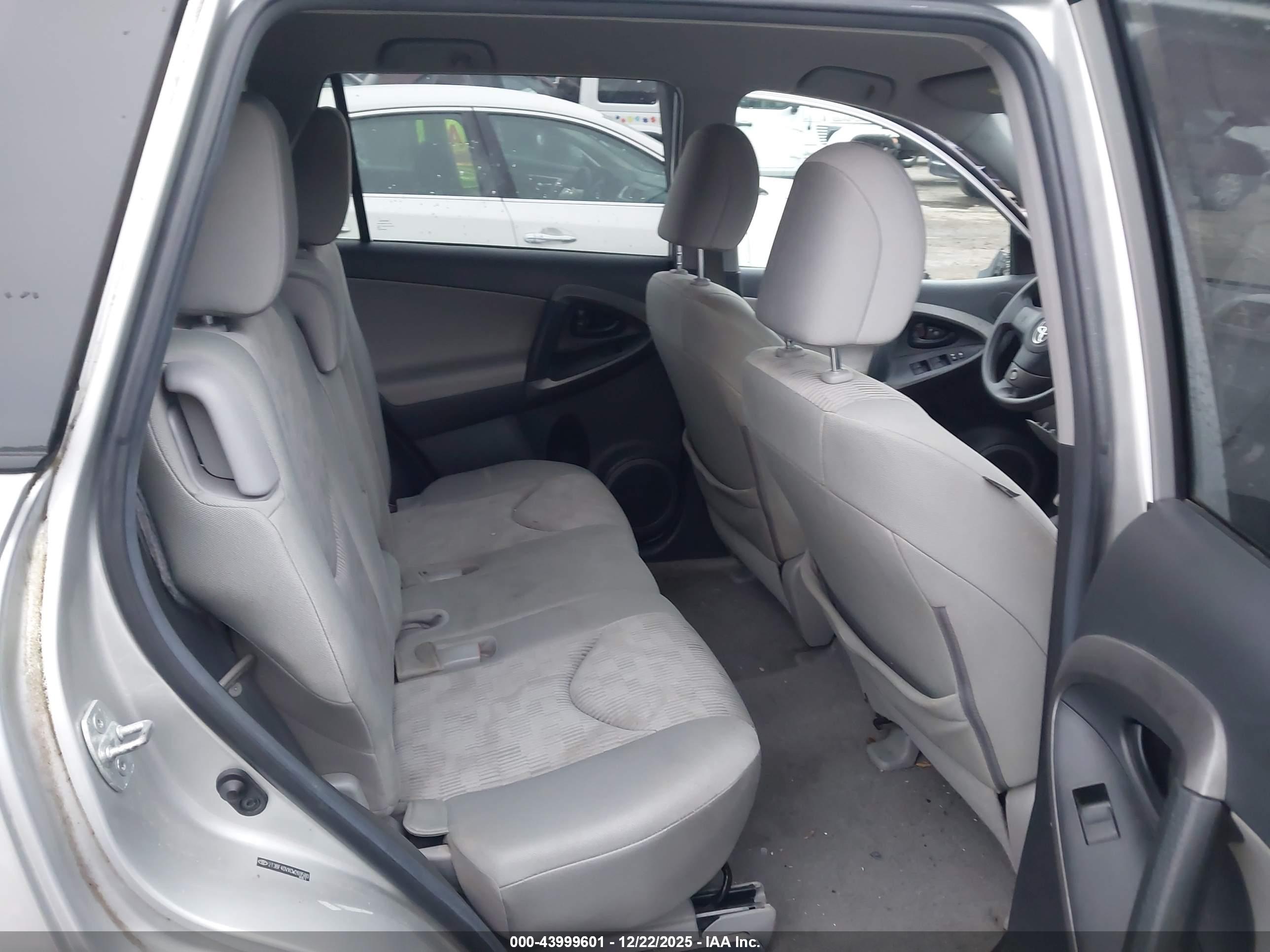 TOYOTA RAV4 image 8