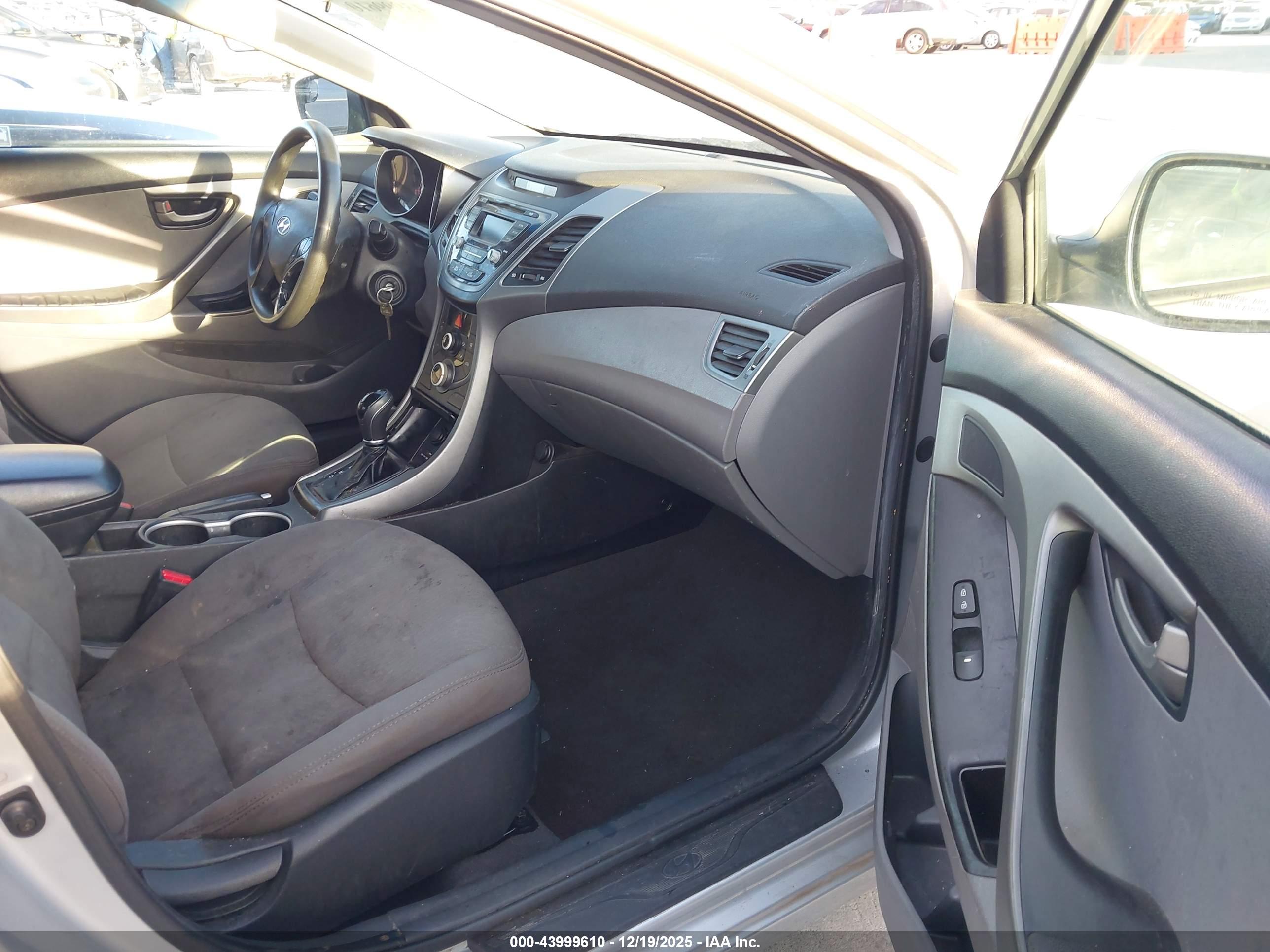 HYUNDAI ELANTRA image 5
