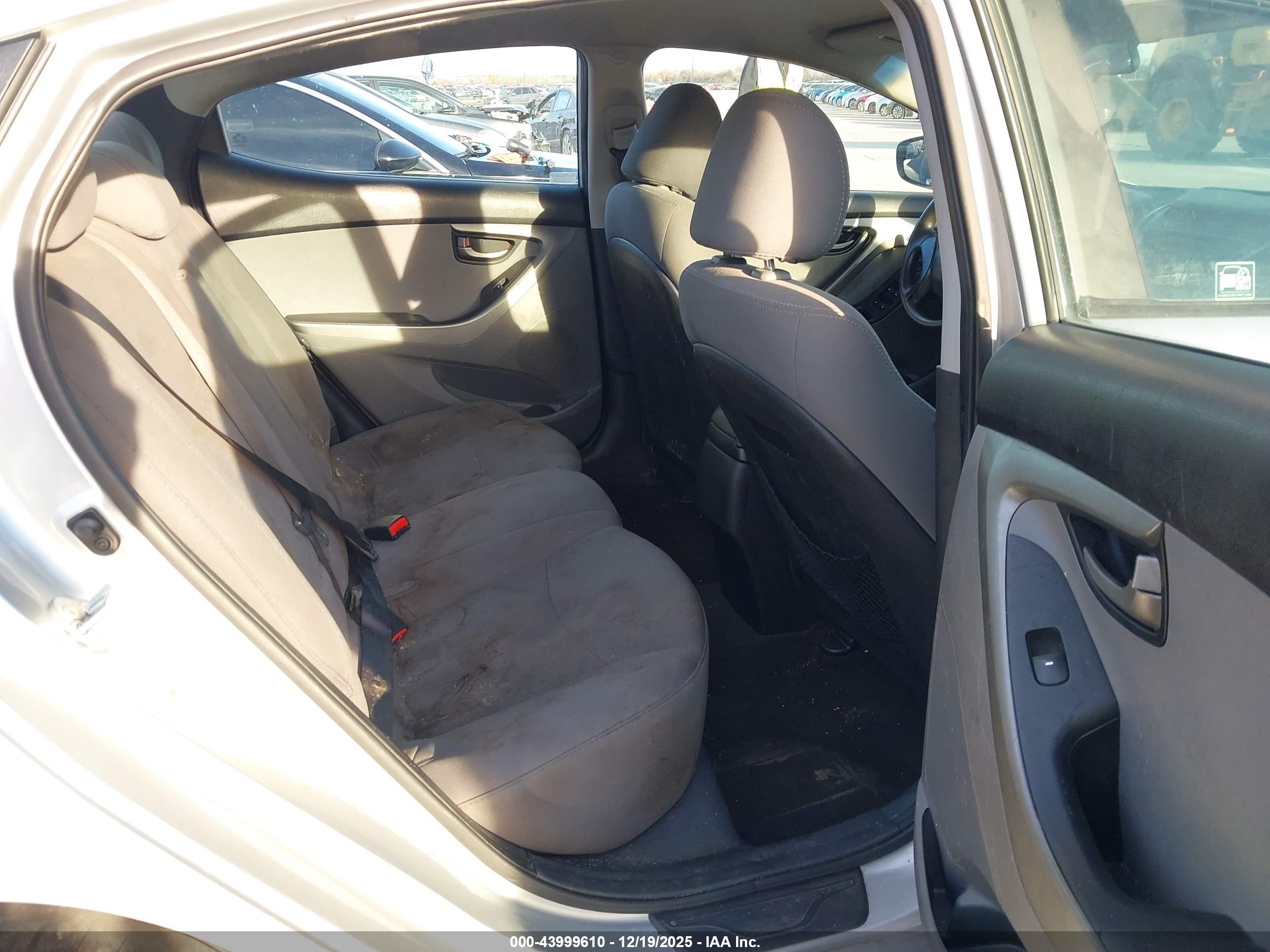 HYUNDAI ELANTRA image 8