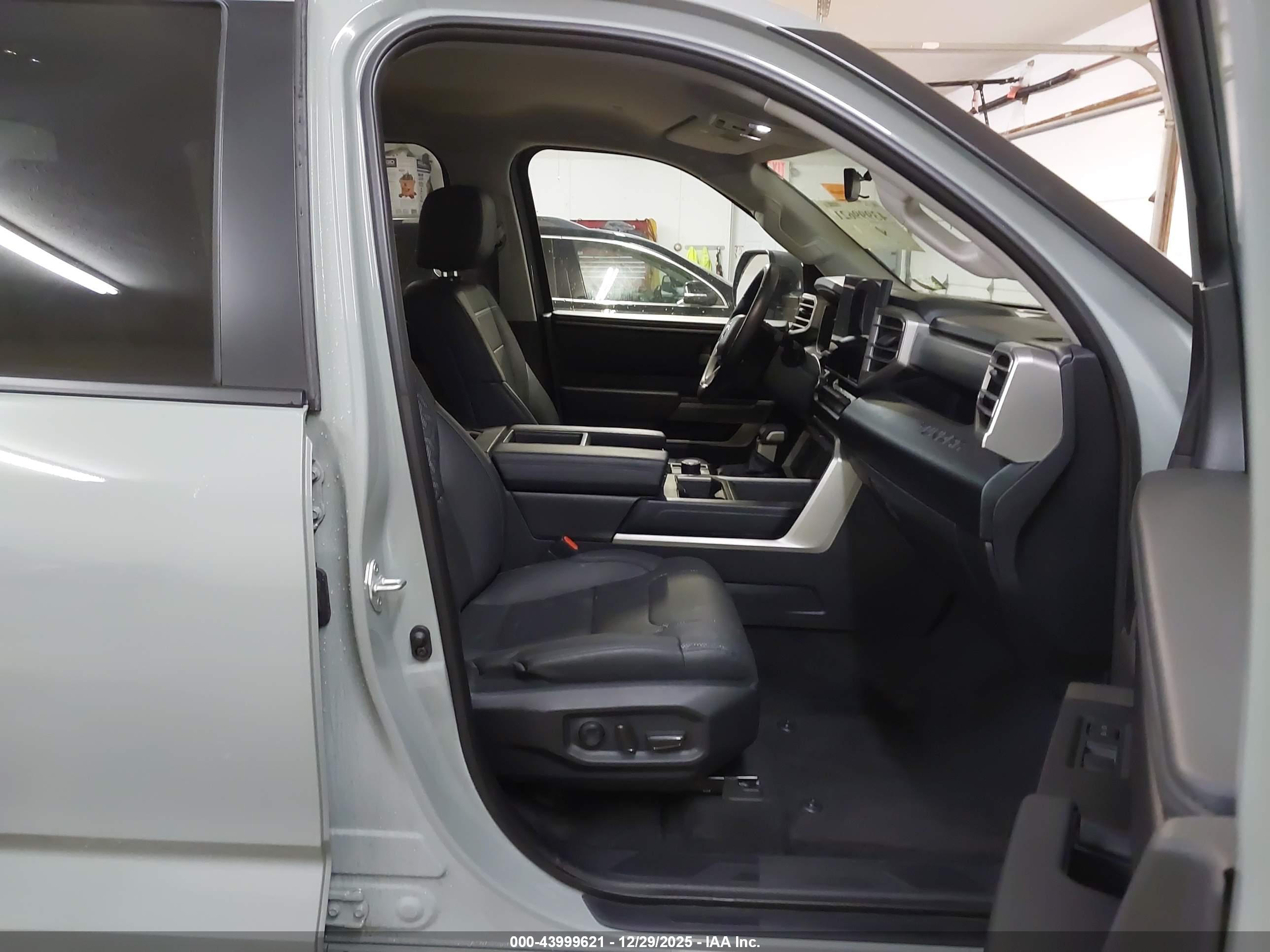 TOYOTA TUNDRA image 5