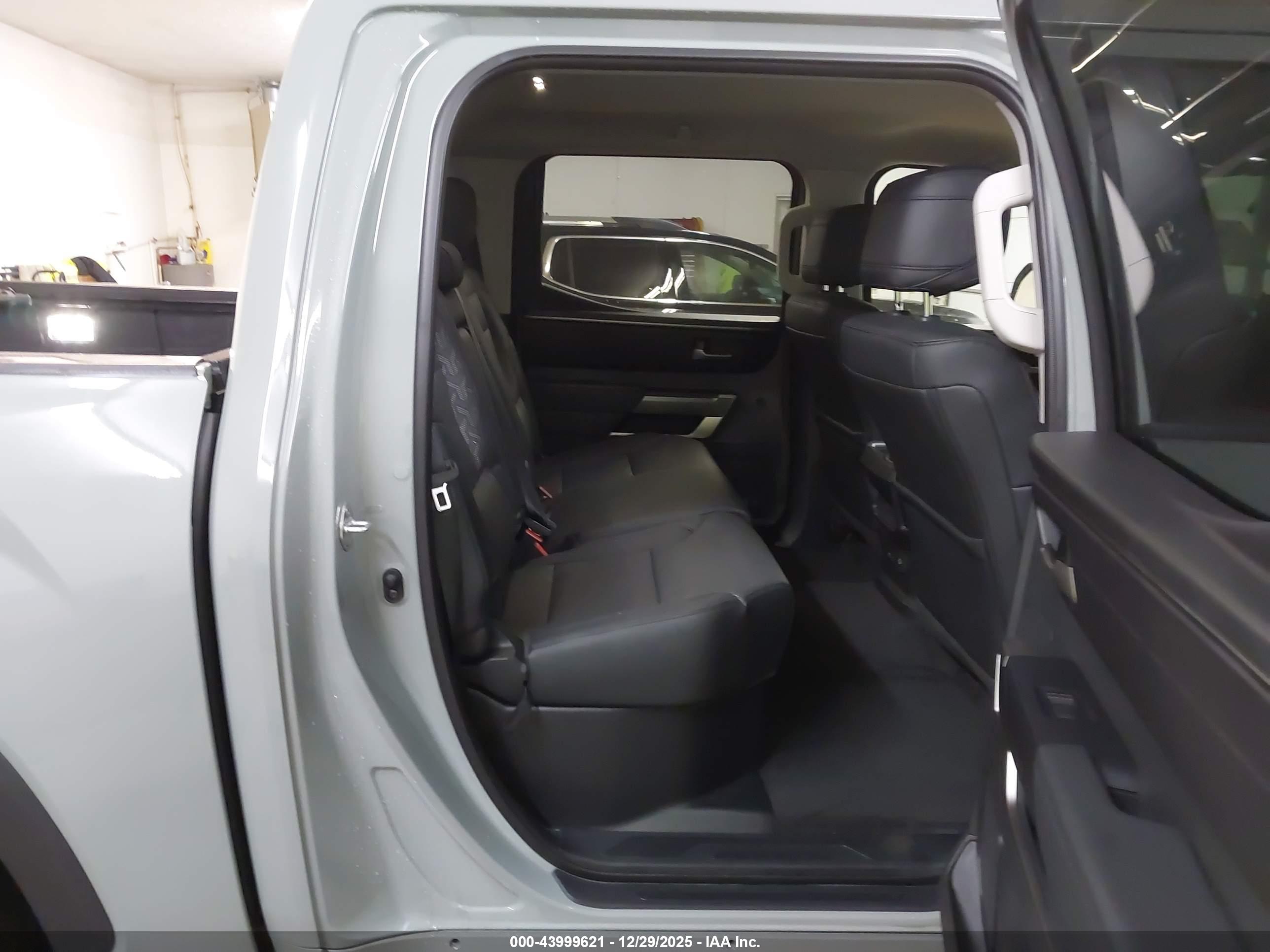 TOYOTA TUNDRA image 8