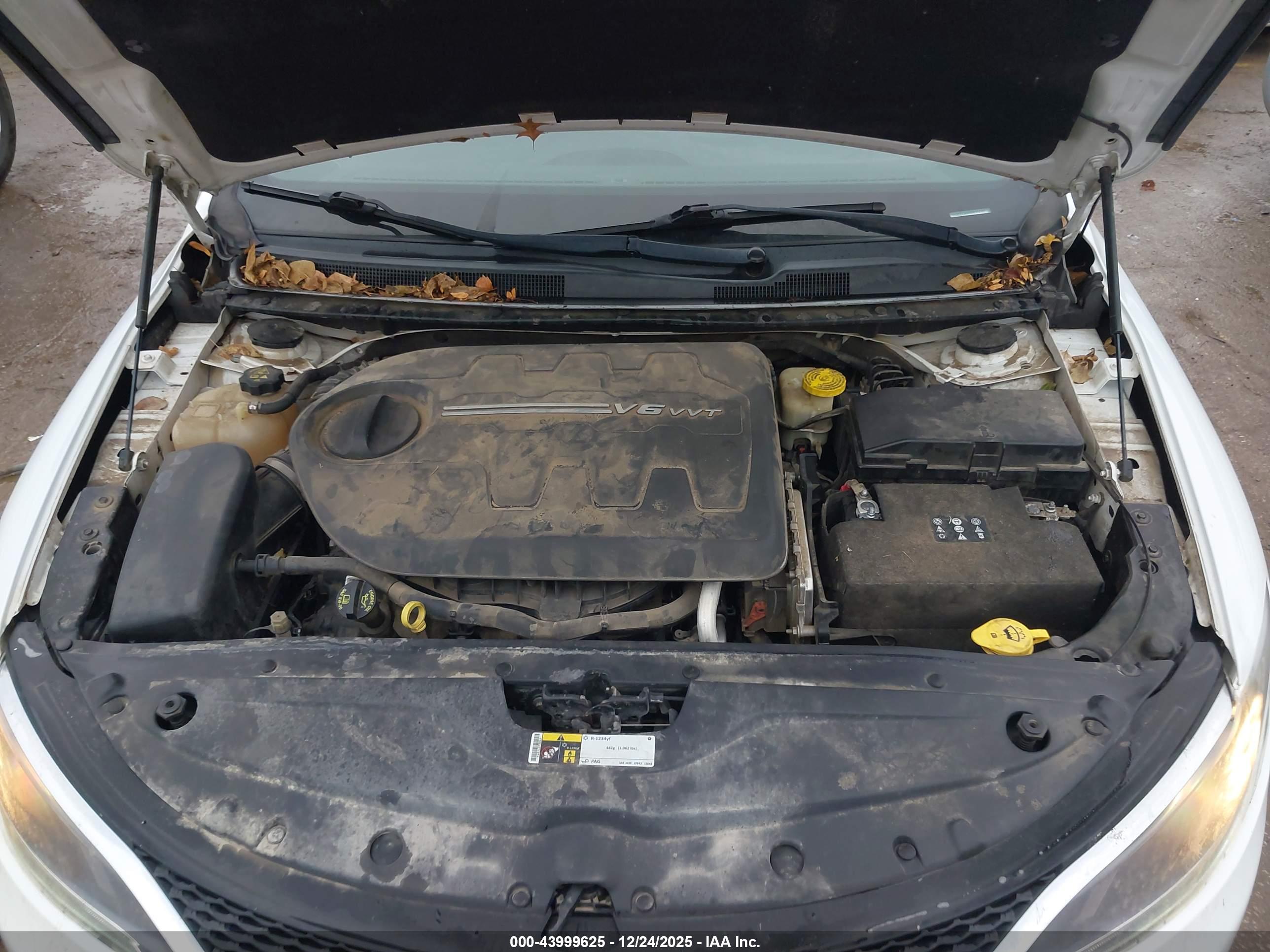 CHRYSLER 200 image 10