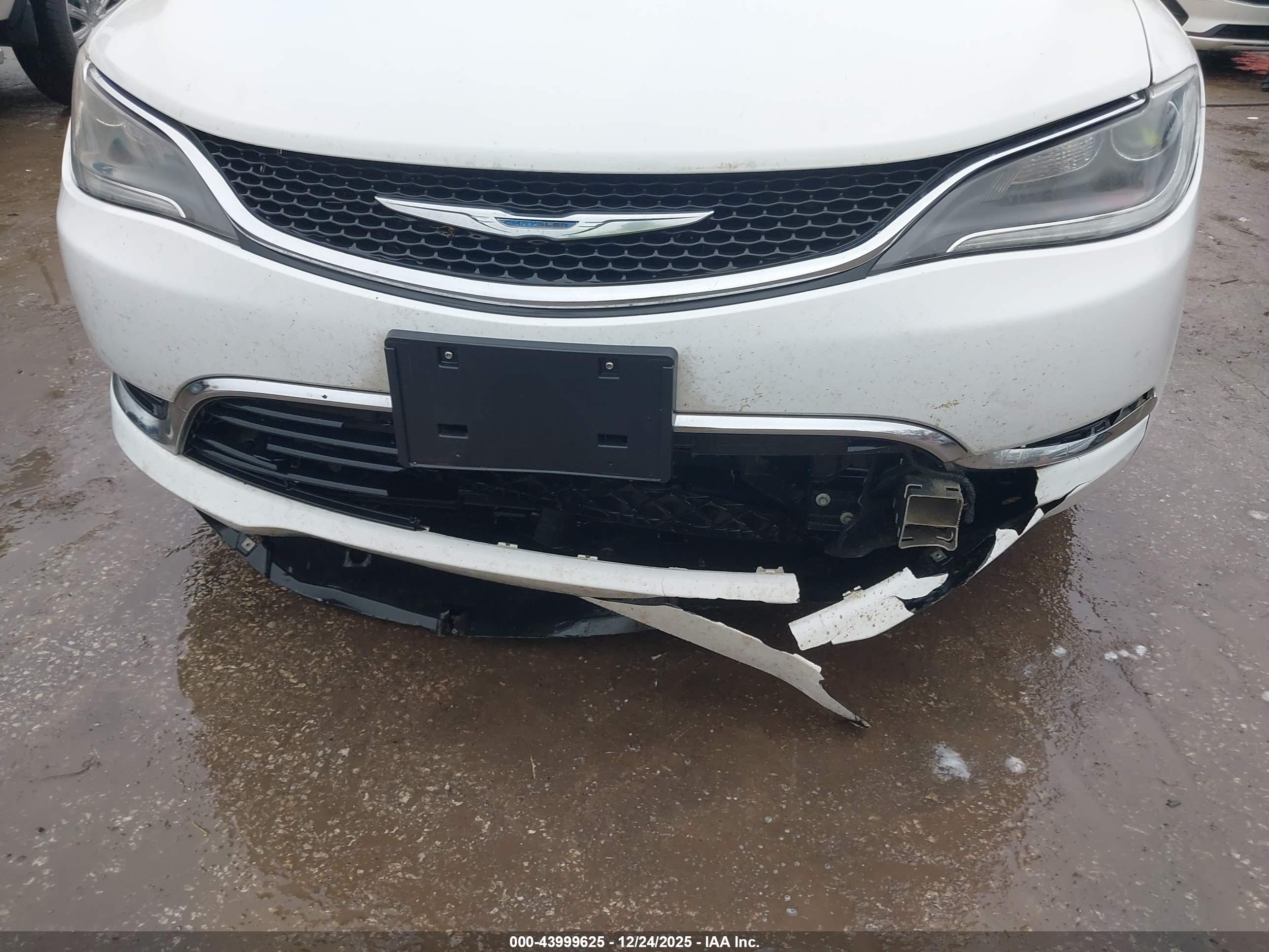 CHRYSLER 200 image 6