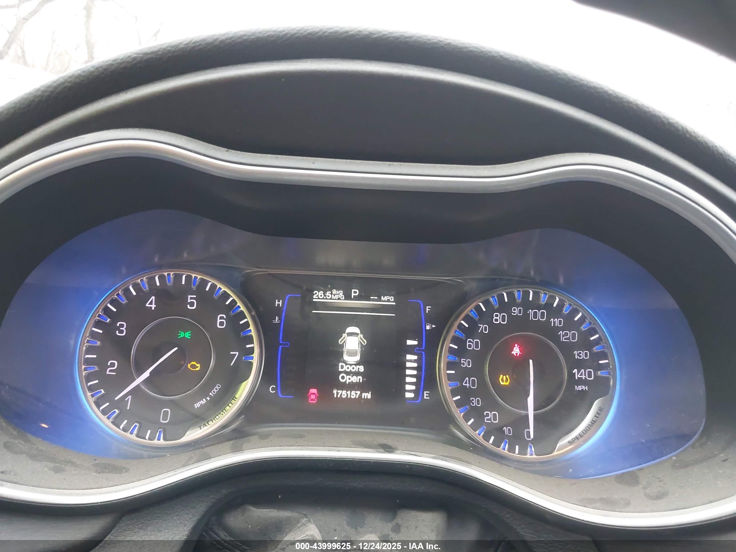CHRYSLER 200 image 7
