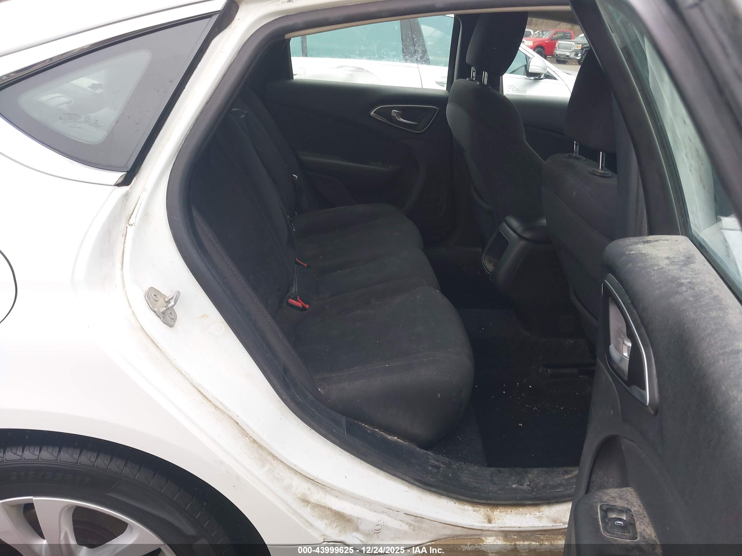 CHRYSLER 200 image 8