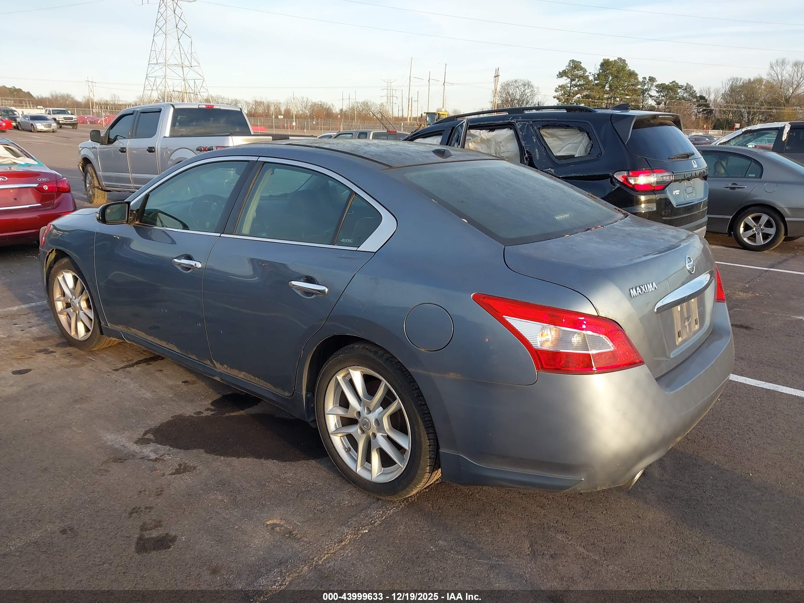 NISSAN MAXIMA image 3
