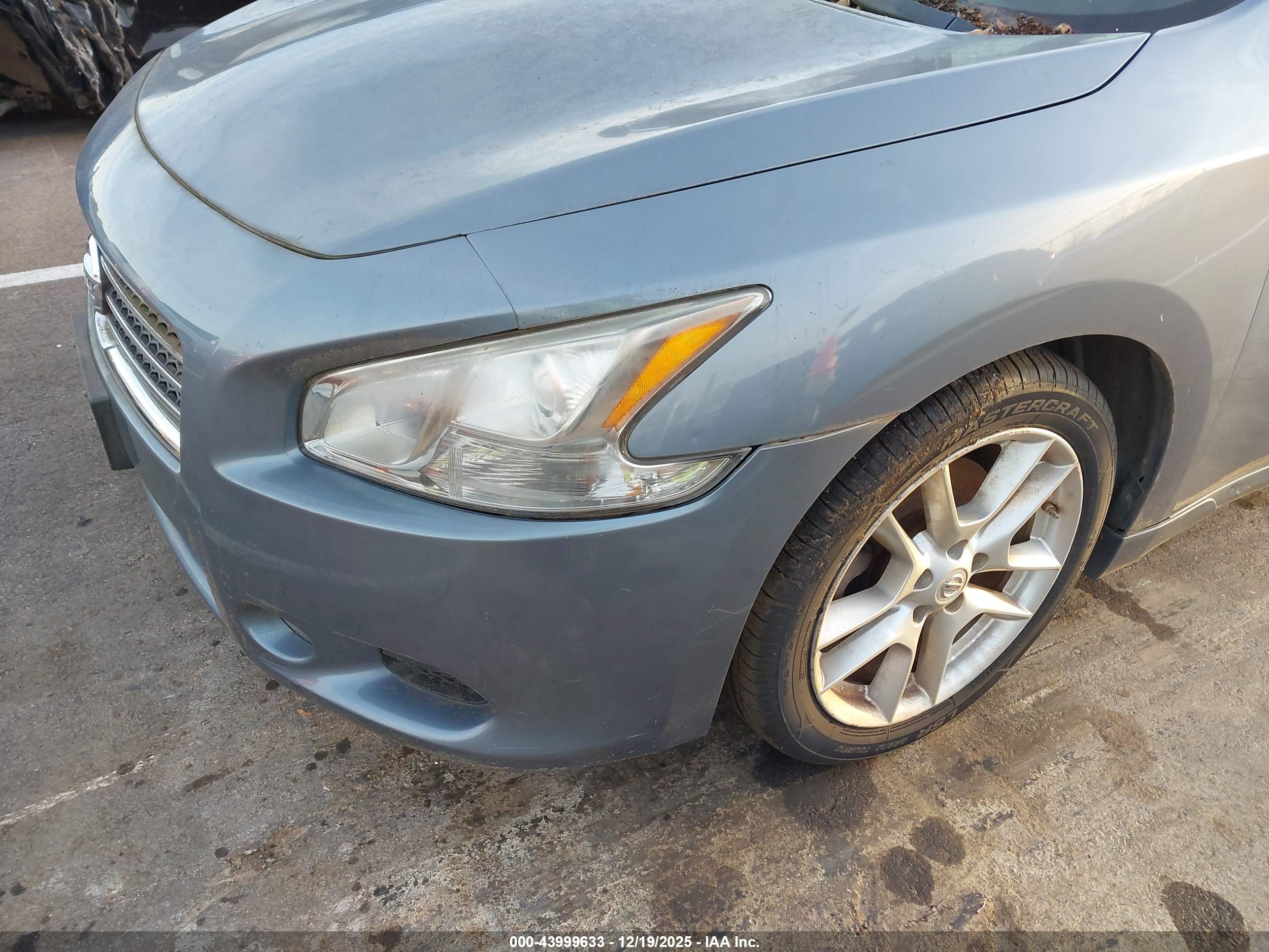 NISSAN MAXIMA image 6
