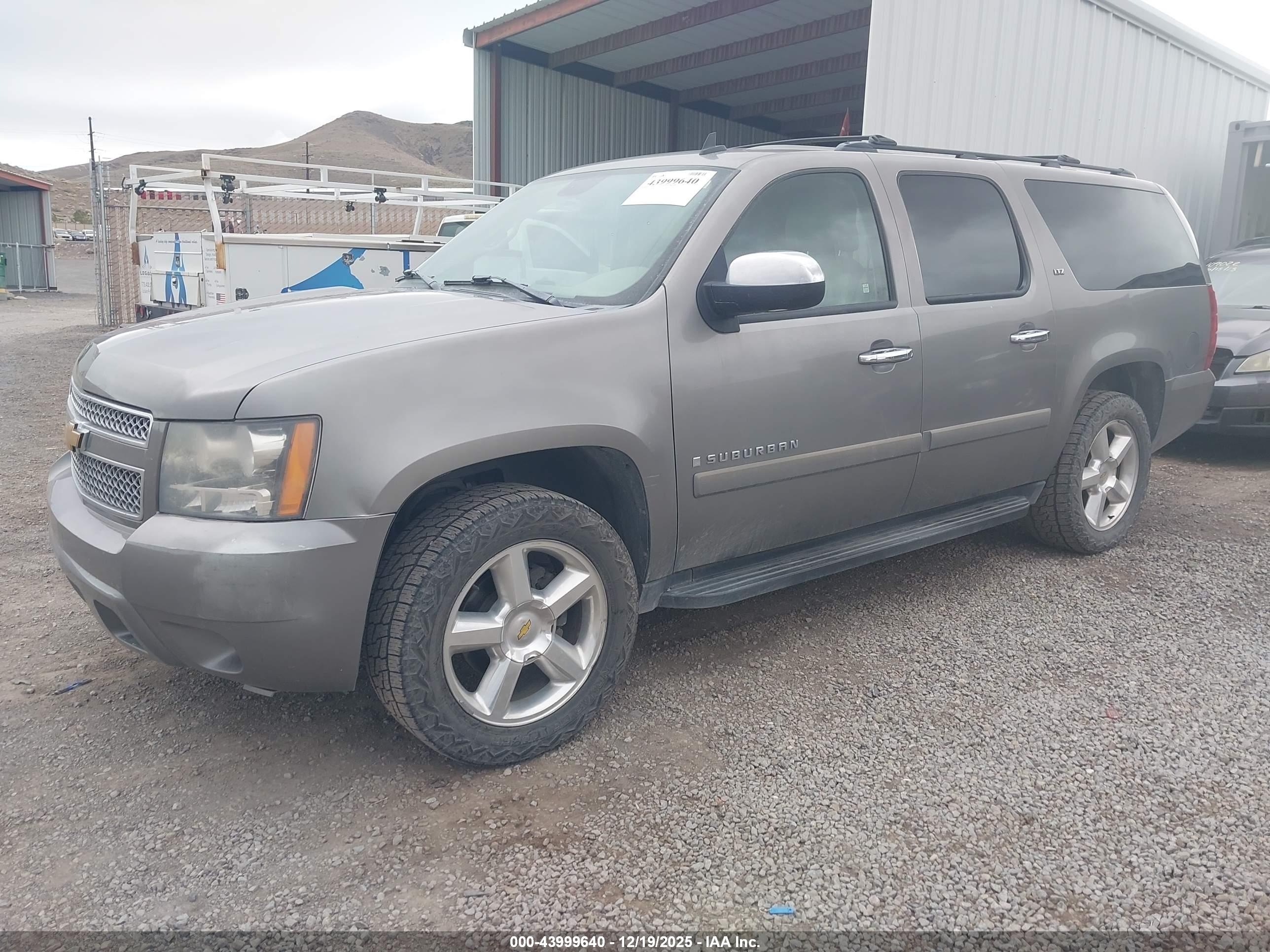 CHEVROLET SUBURBAN image 2
