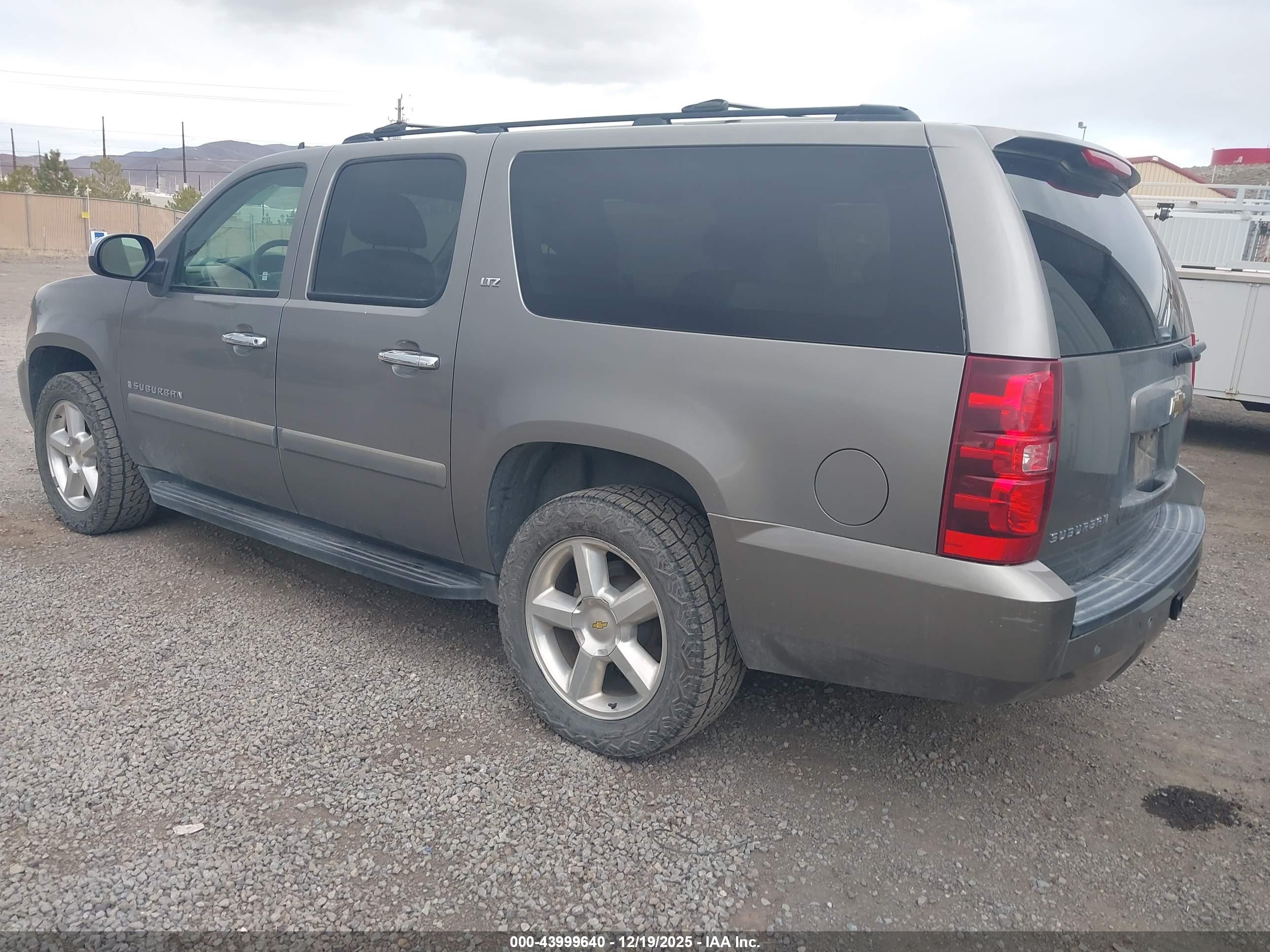 CHEVROLET SUBURBAN image 3