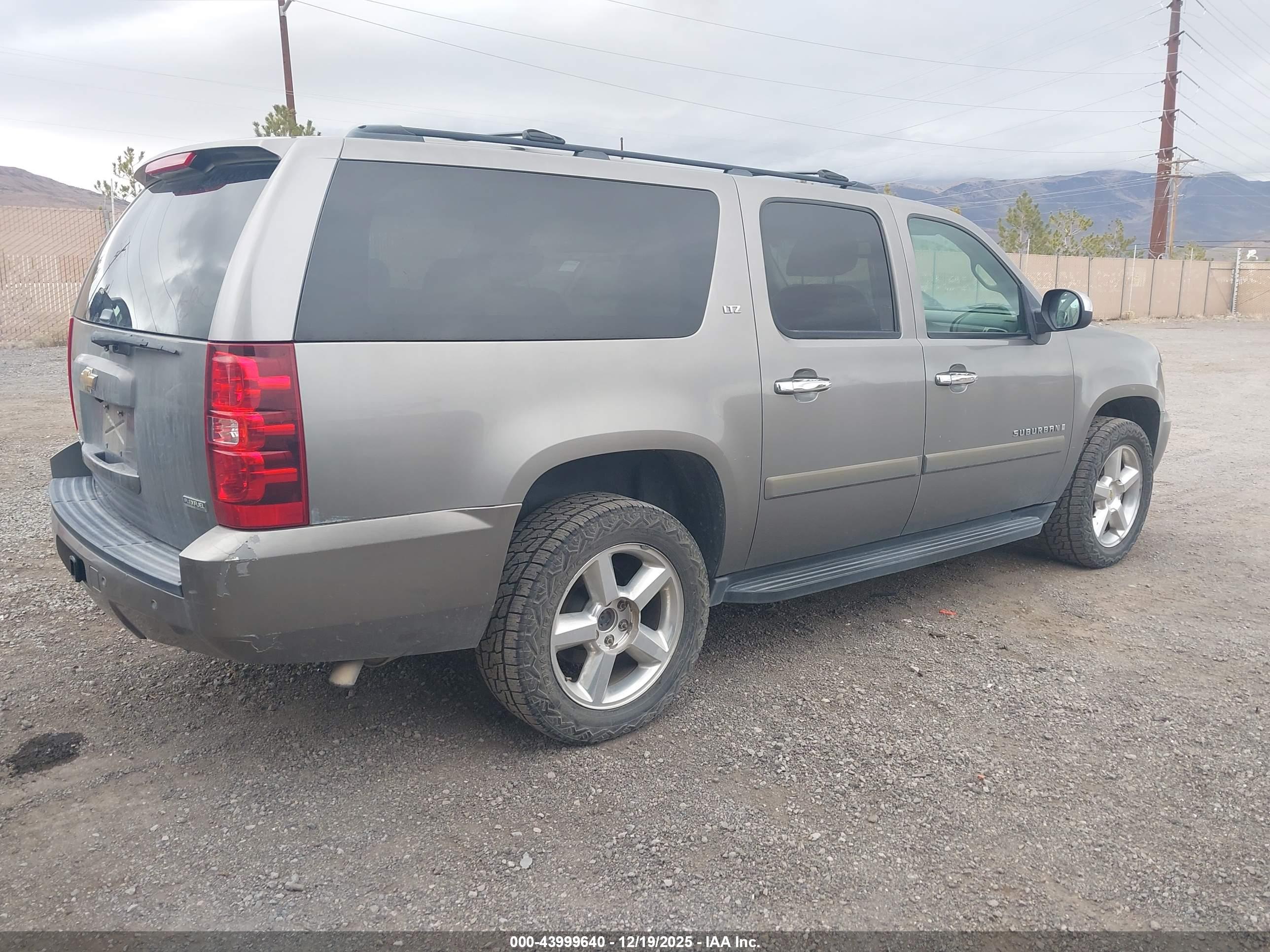 CHEVROLET SUBURBAN image 4