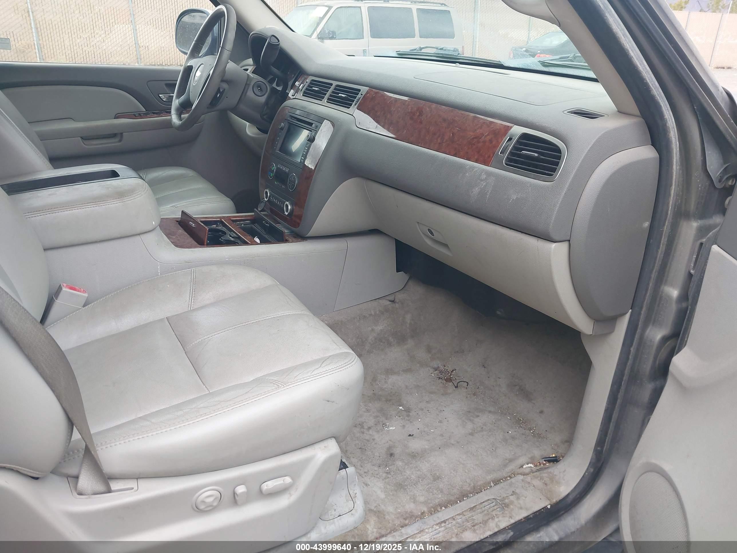 CHEVROLET SUBURBAN image 5