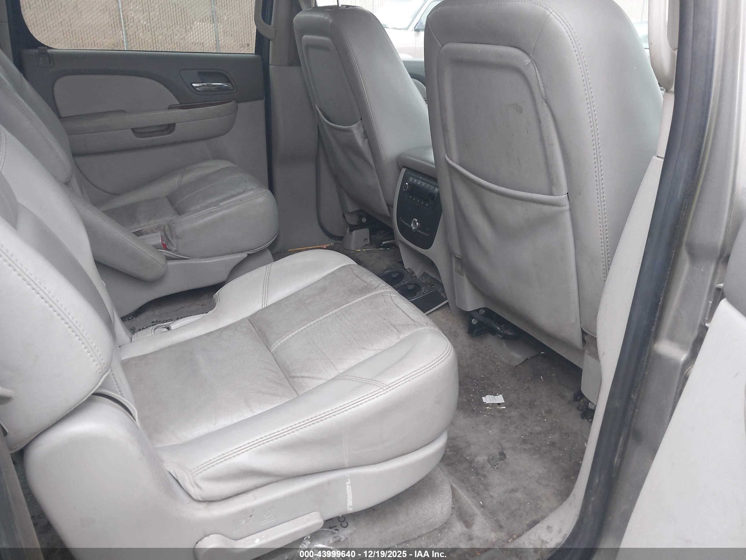 CHEVROLET SUBURBAN image 8