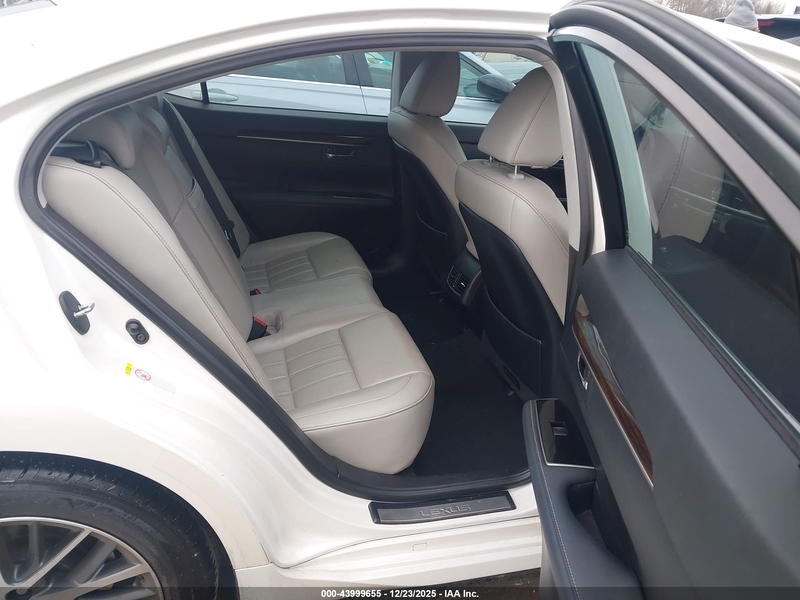 LEXUS ES image 8