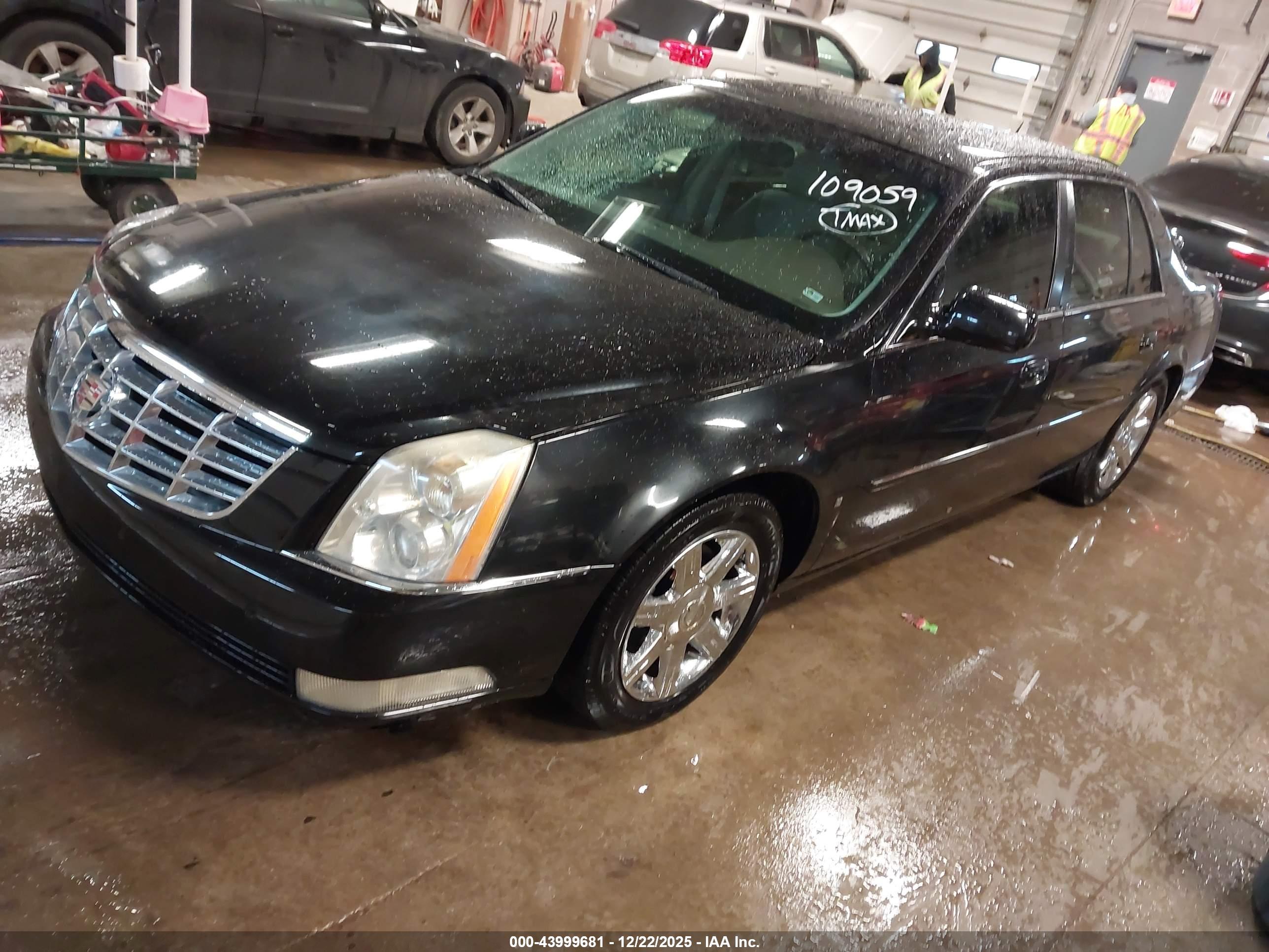 CADILLAC DTS image 2