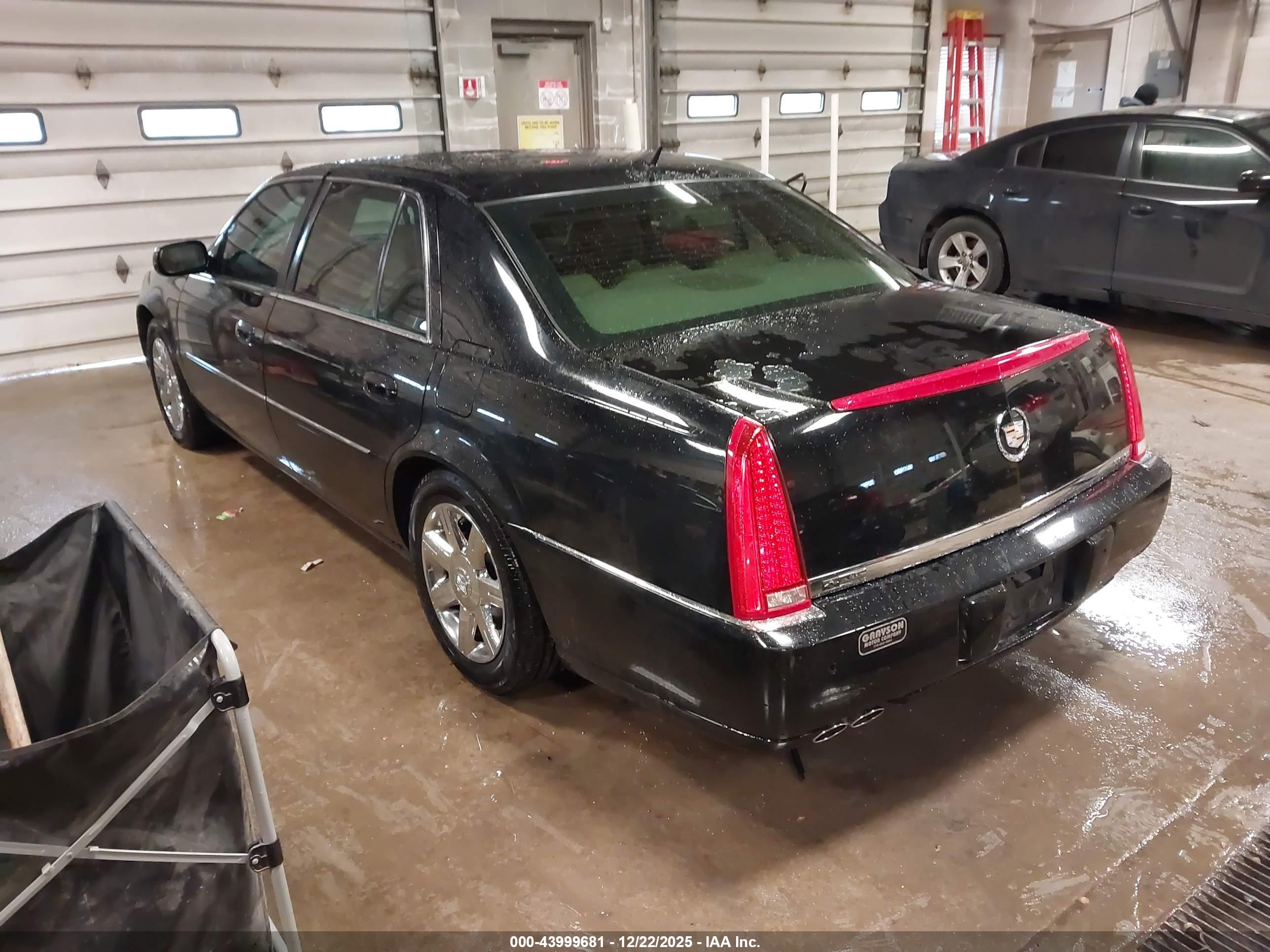 CADILLAC DTS image 3