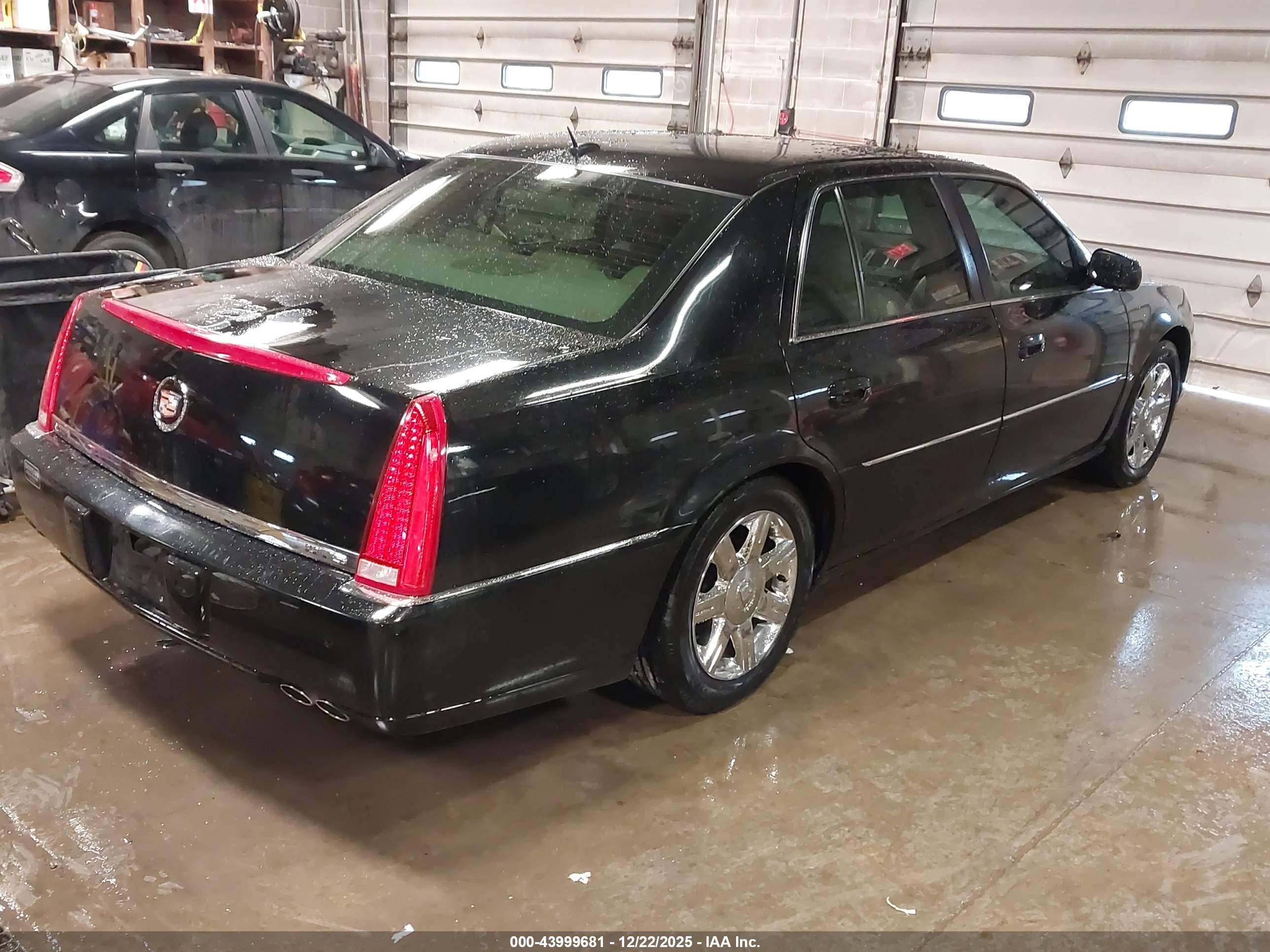 CADILLAC DTS image 4