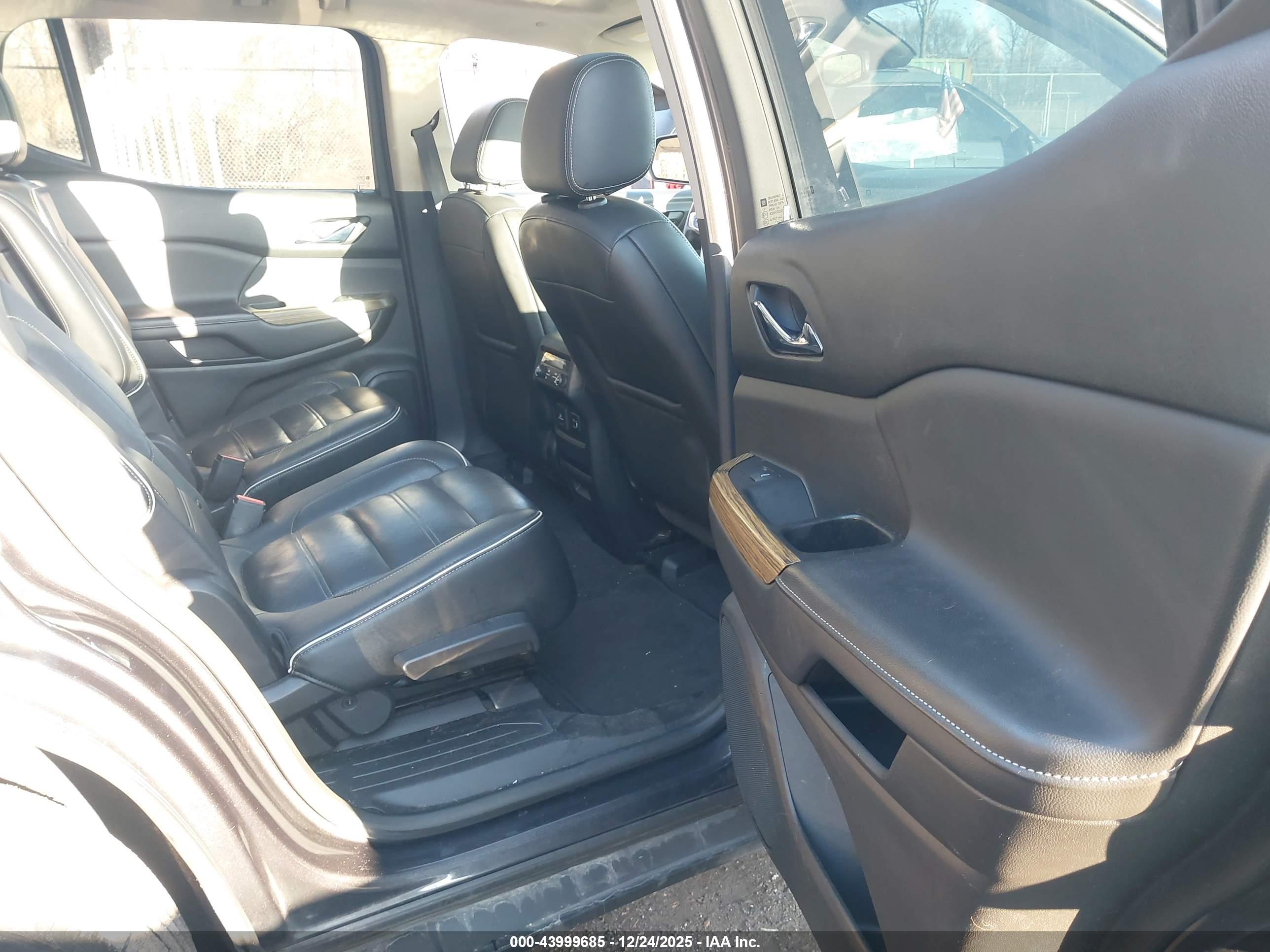 GMC ACADIA image 8