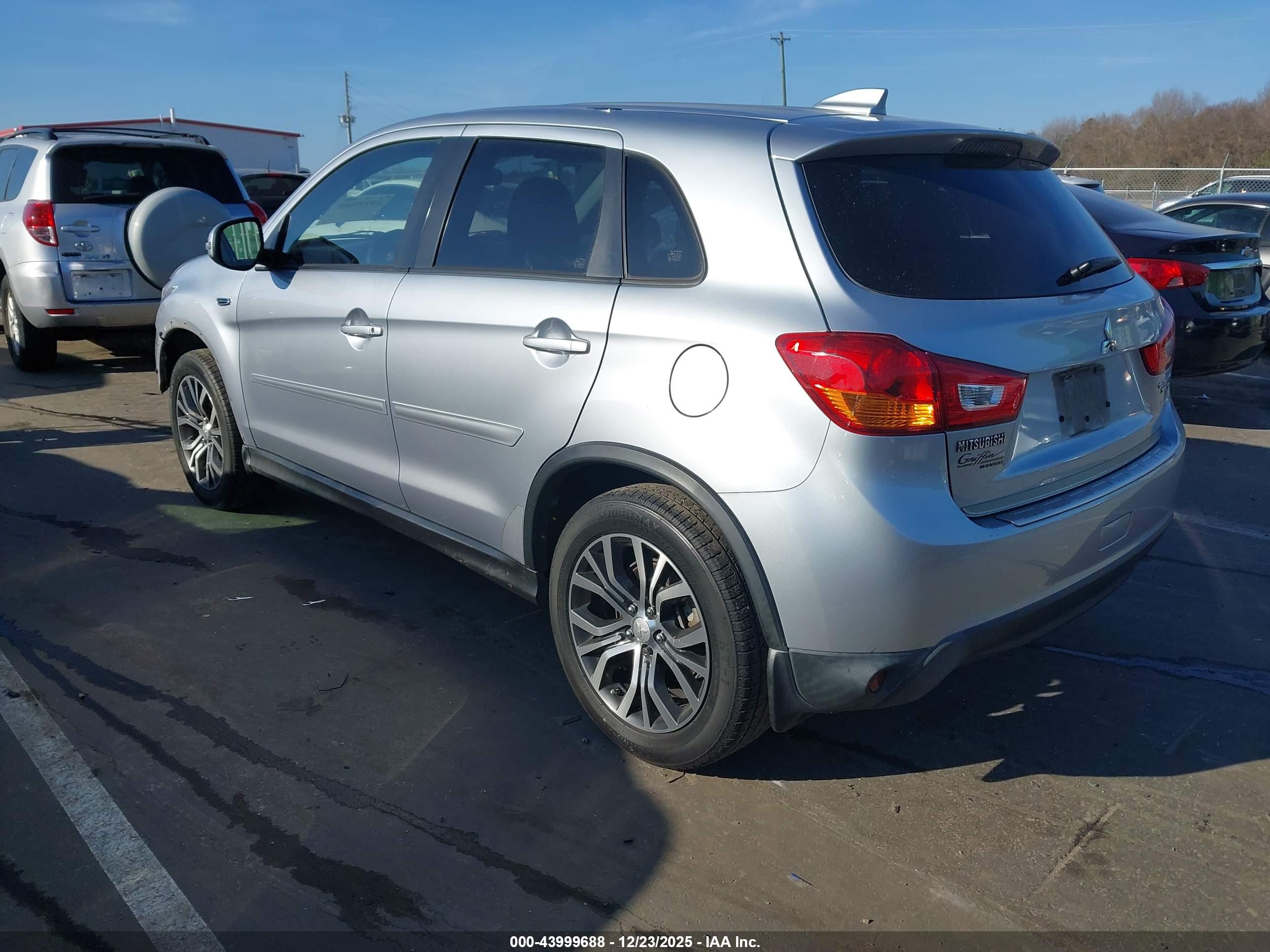MITSUBISHI OUTLANDER image 3