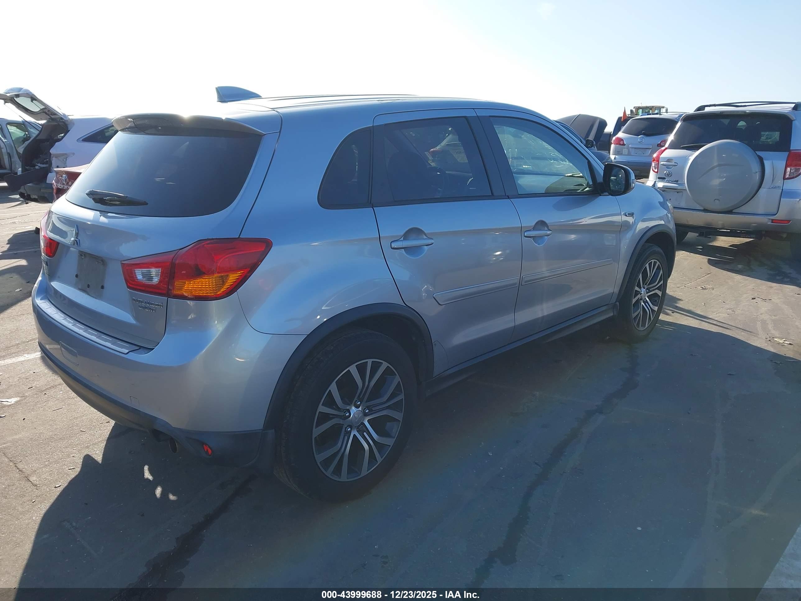 MITSUBISHI OUTLANDER image 4