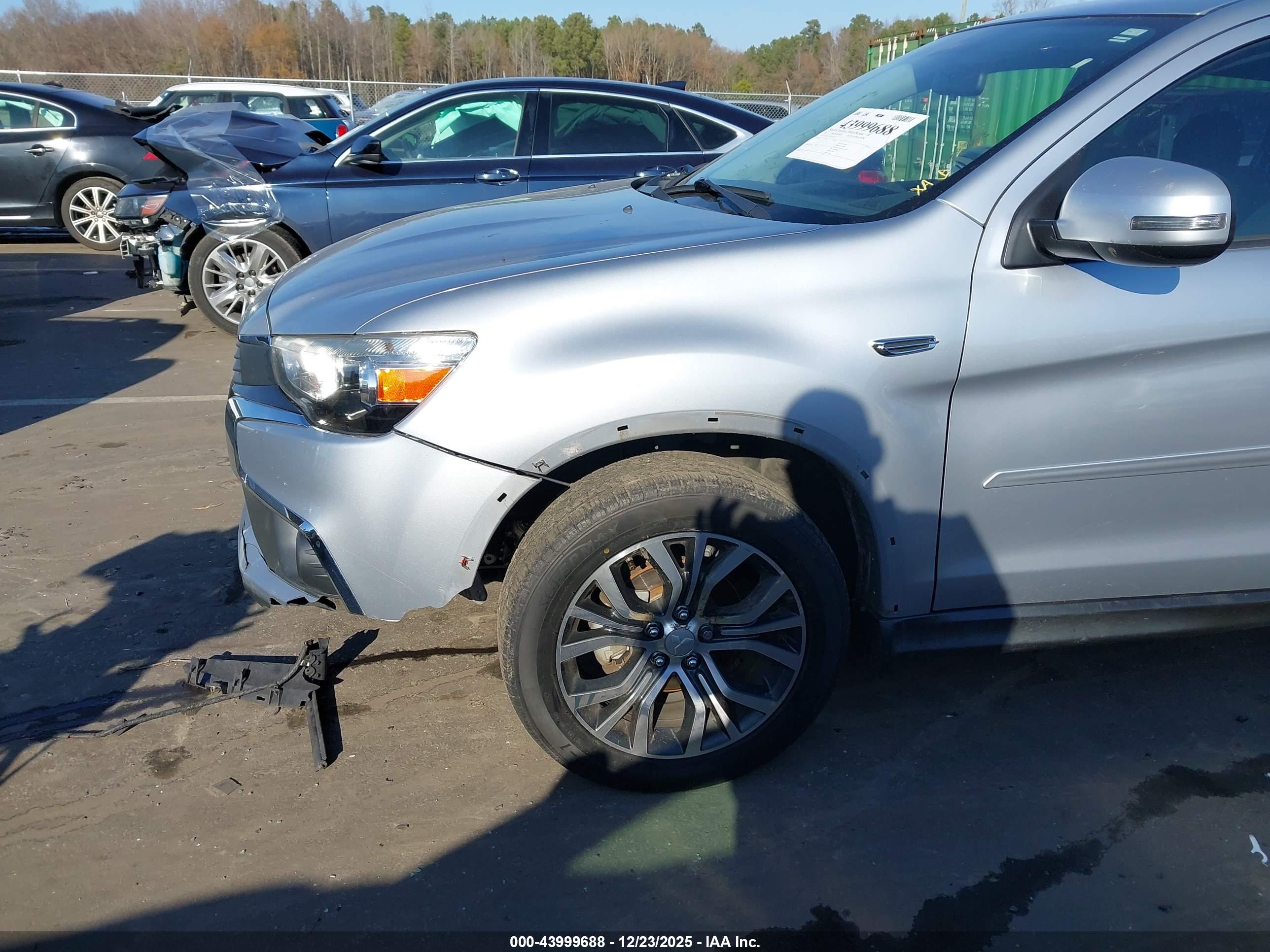 MITSUBISHI OUTLANDER image 6
