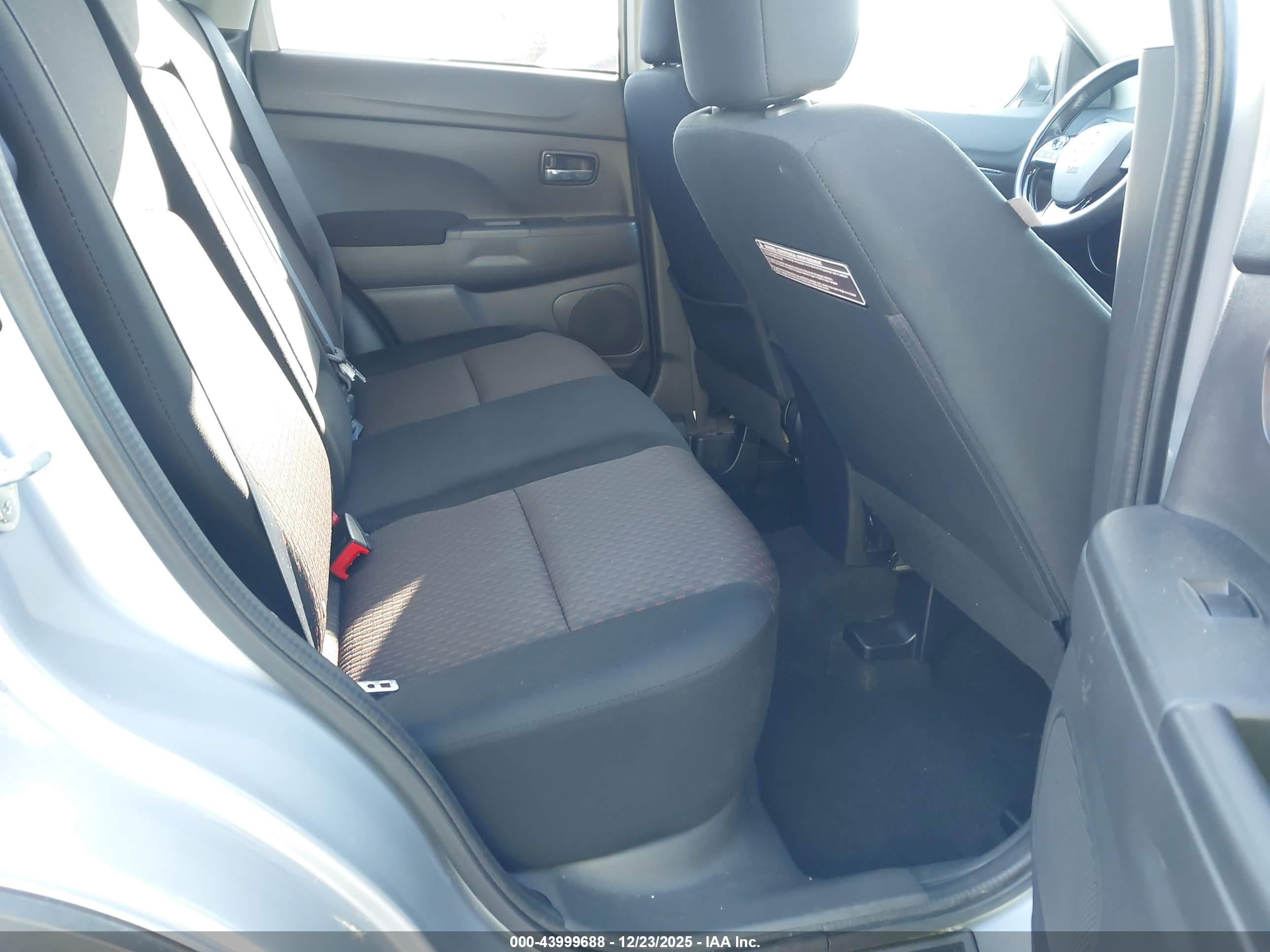 MITSUBISHI OUTLANDER image 8