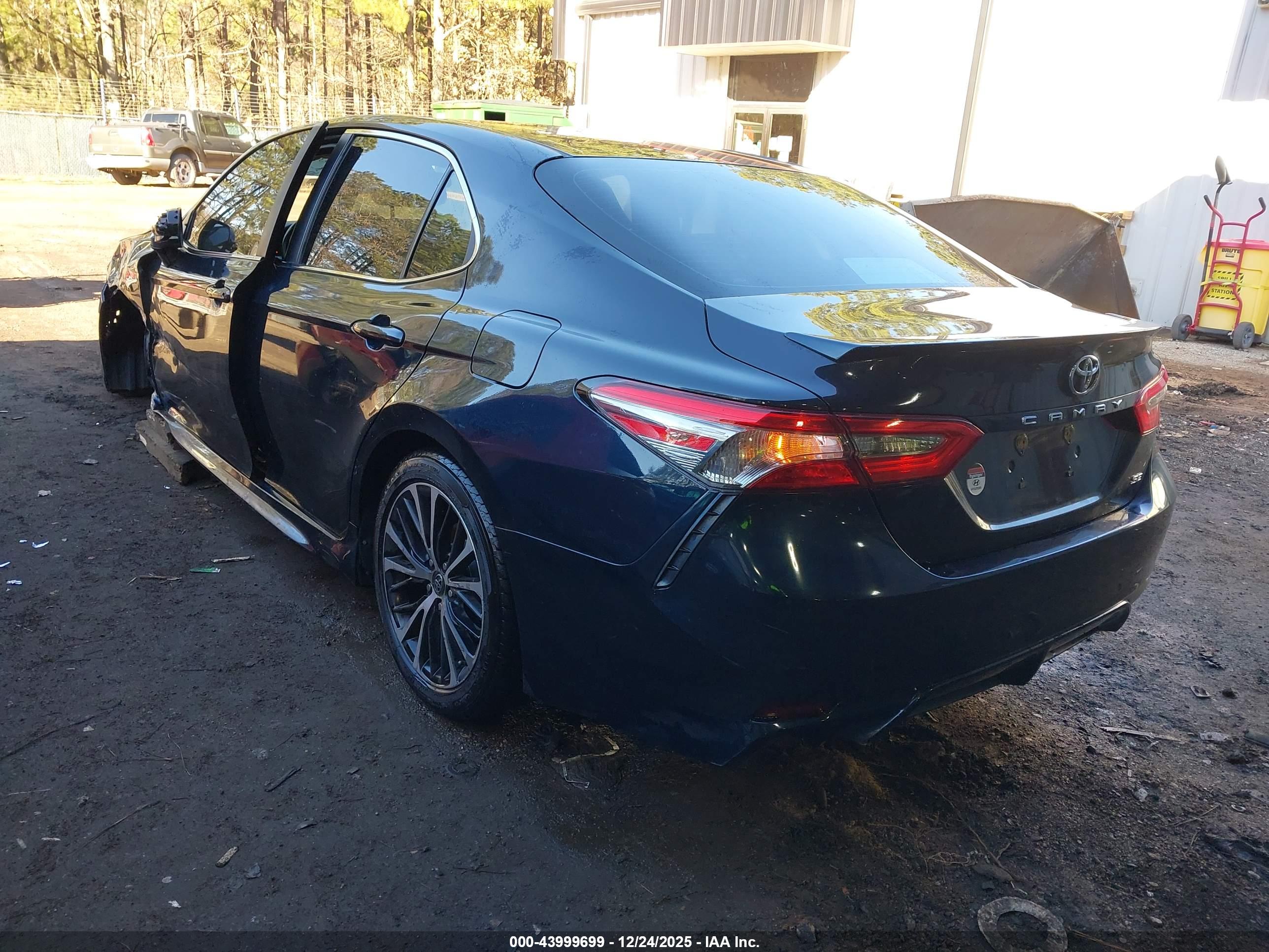 TOYOTA CAMRY image 3