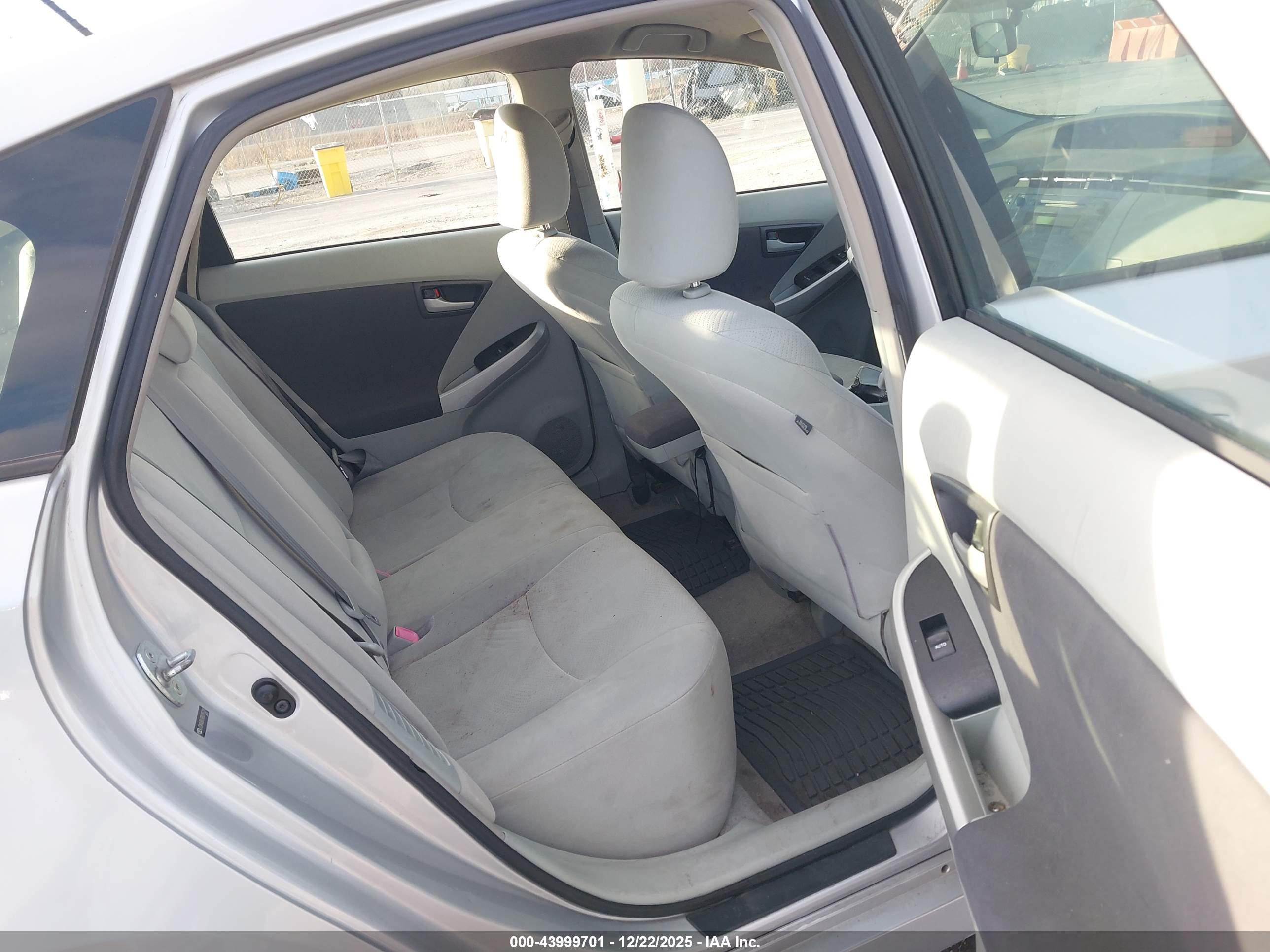 TOYOTA PRIUS image 8