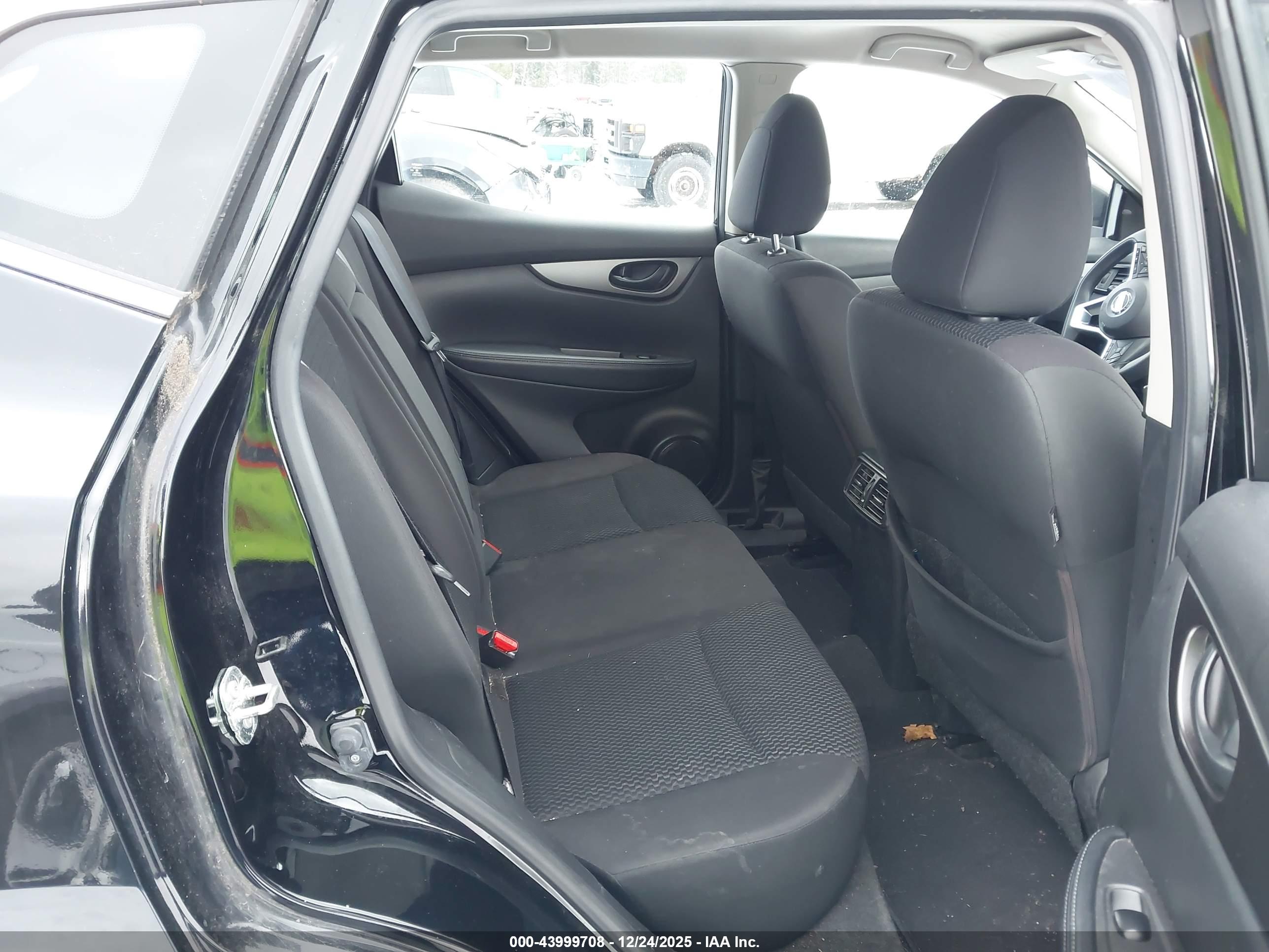 NISSAN ROGUE image 8