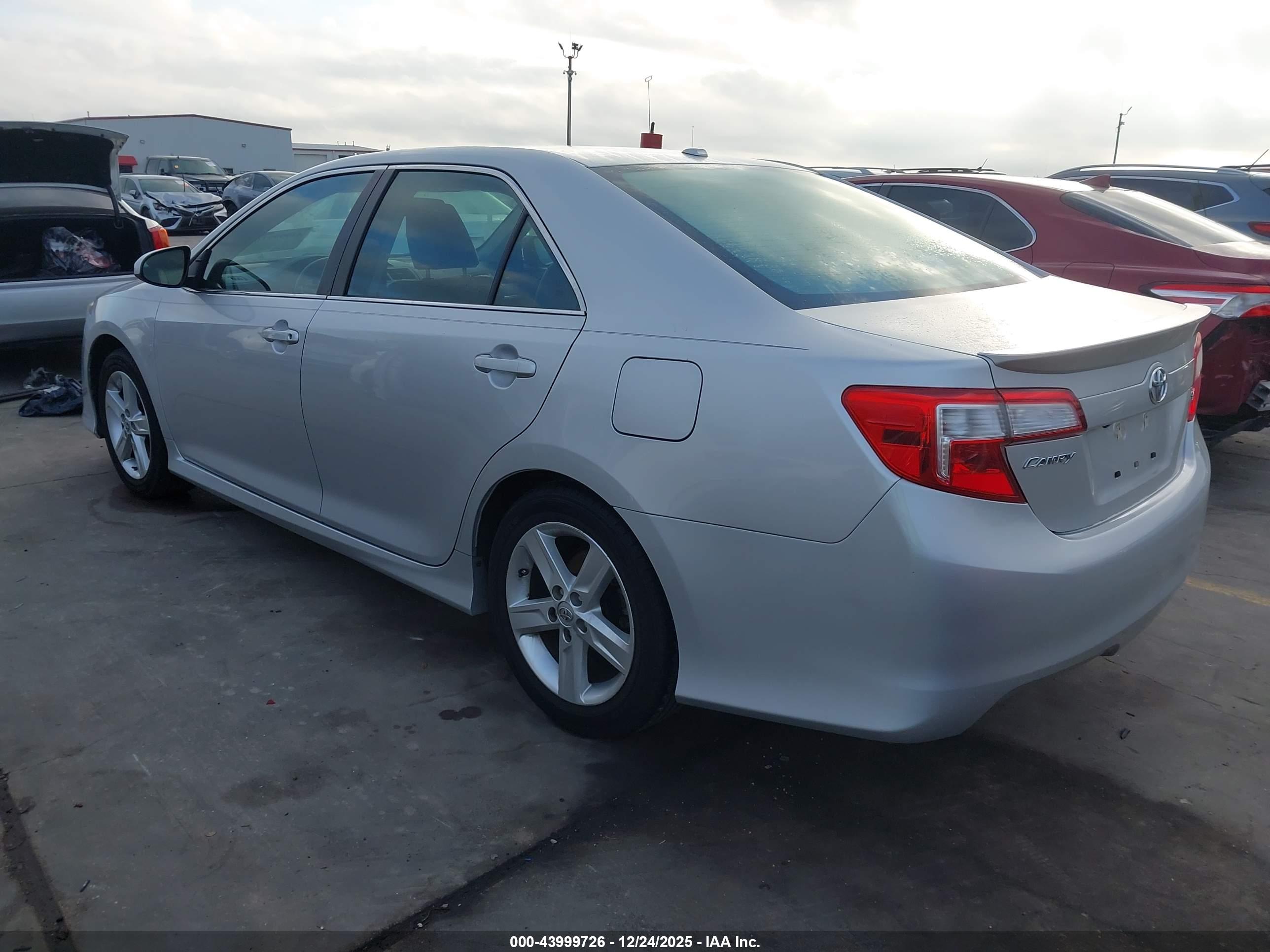 TOYOTA CAMRY image 3