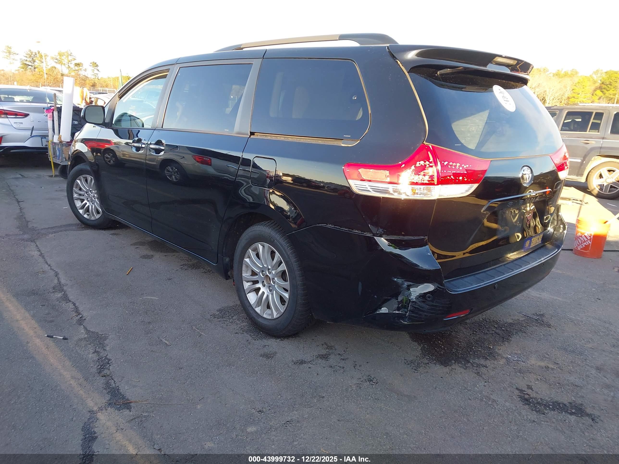 TOYOTA SIENNA image 3