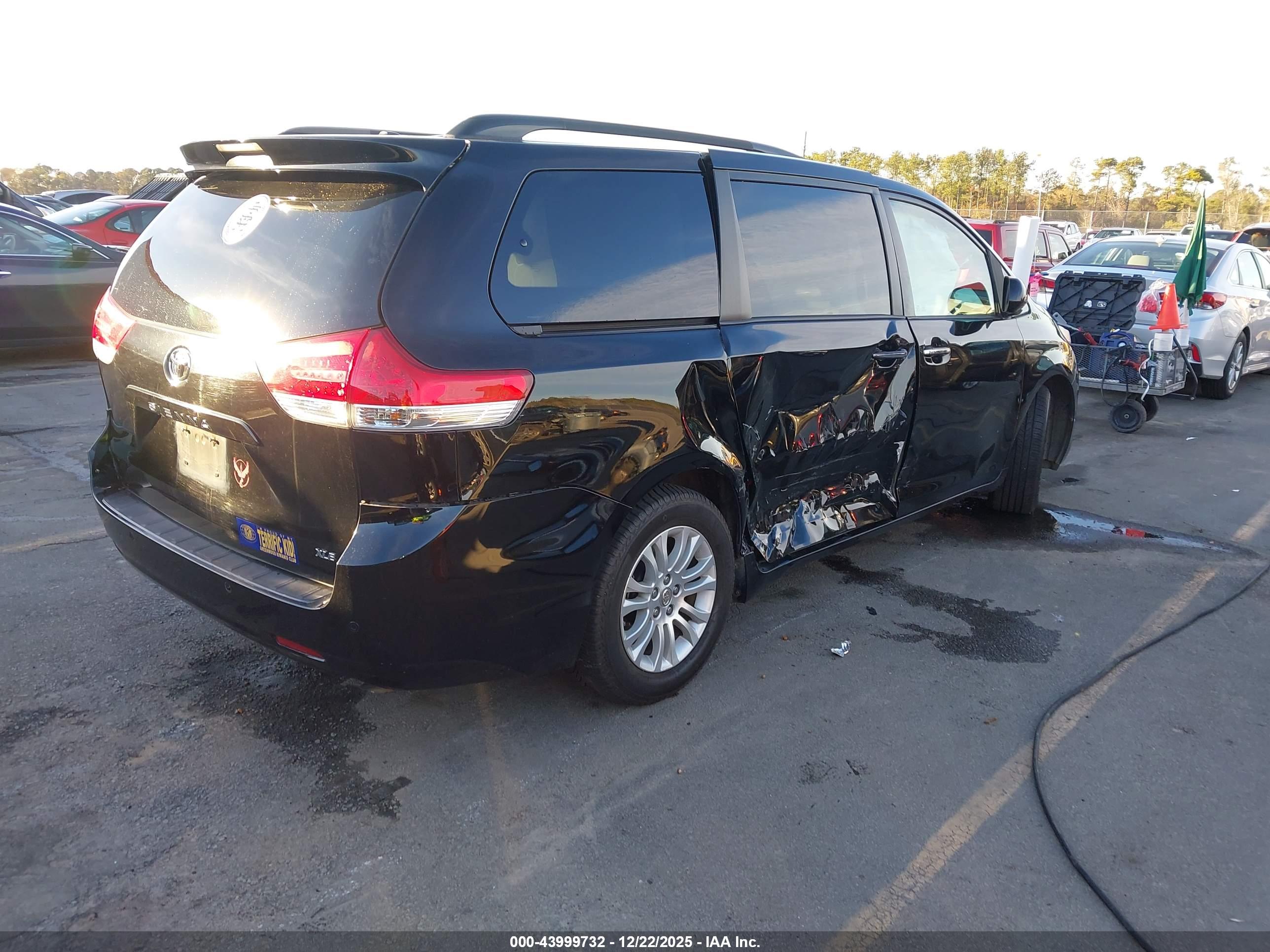 TOYOTA SIENNA image 4