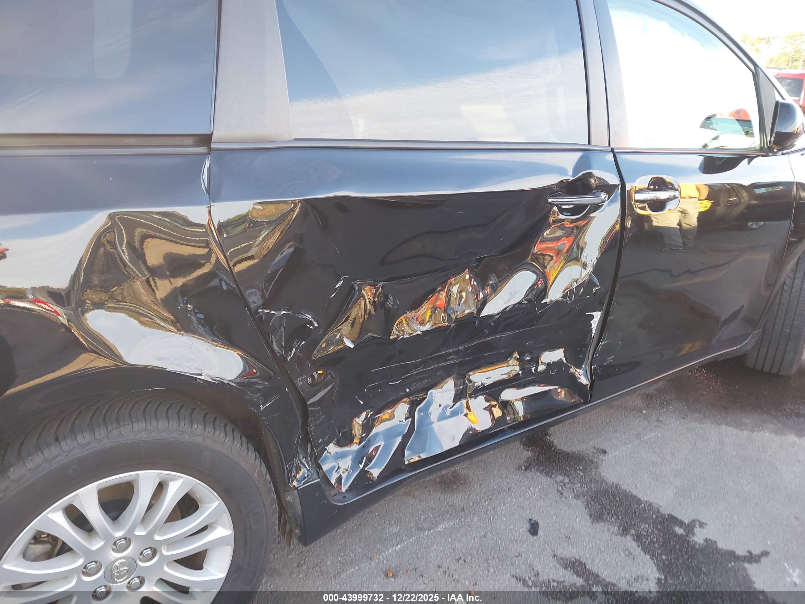 TOYOTA SIENNA image 6