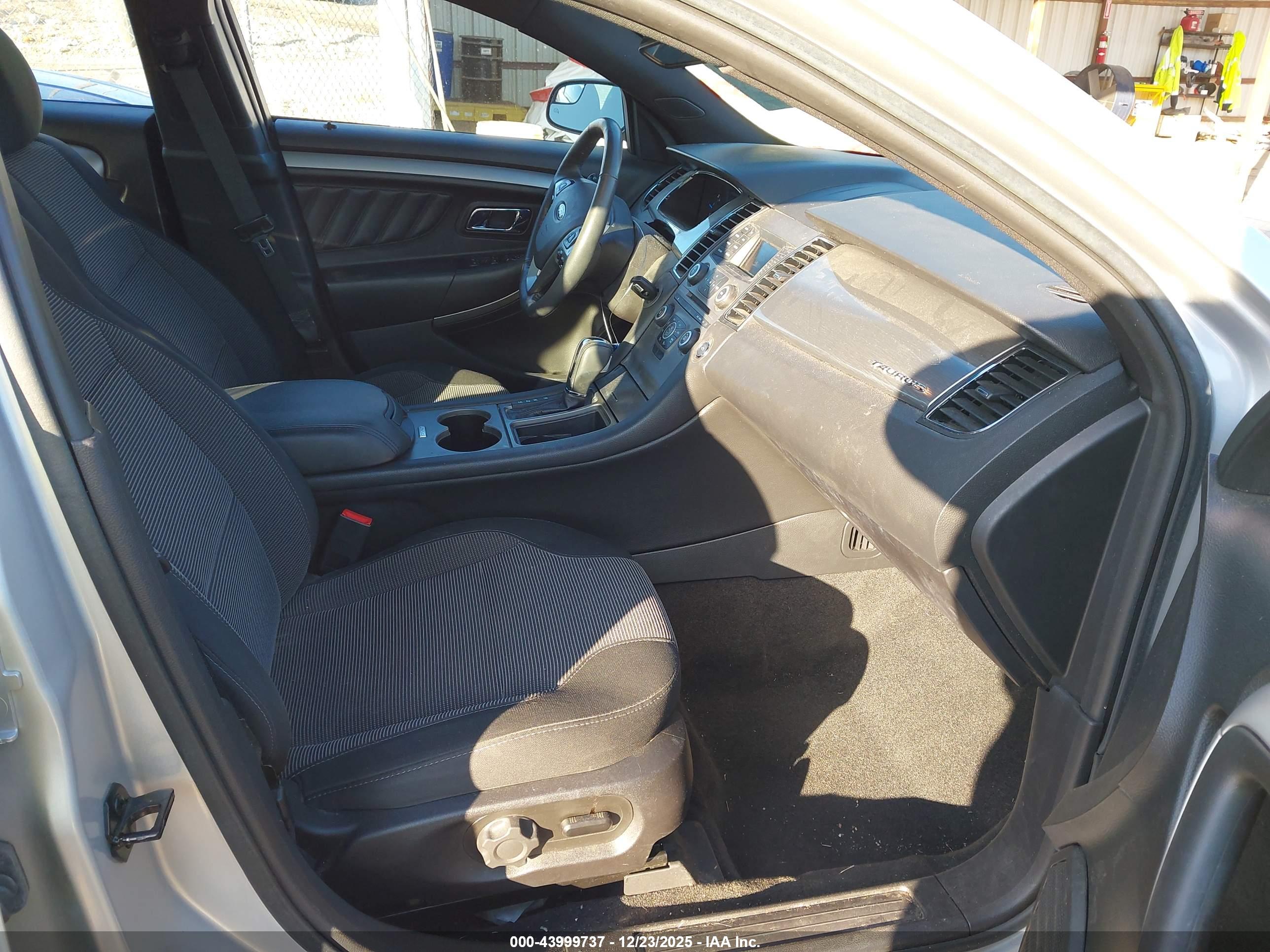 FORD TAURUS image 5