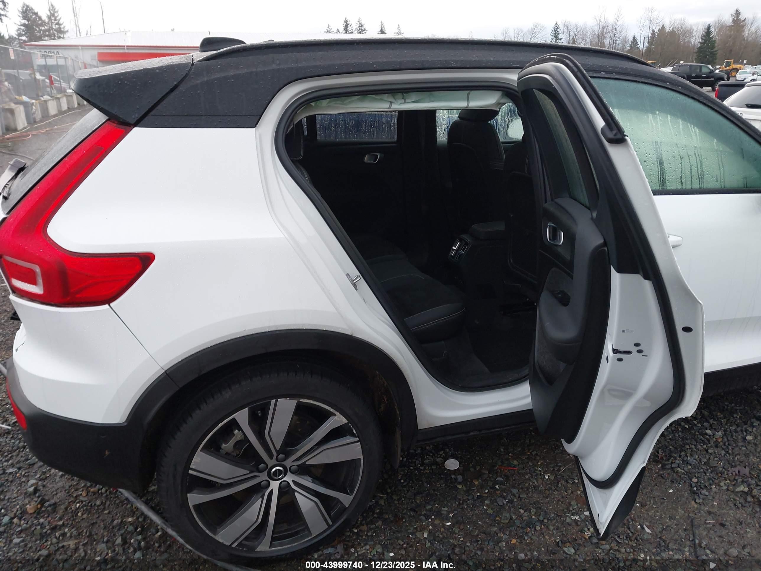 VOLVO XC40 image 8