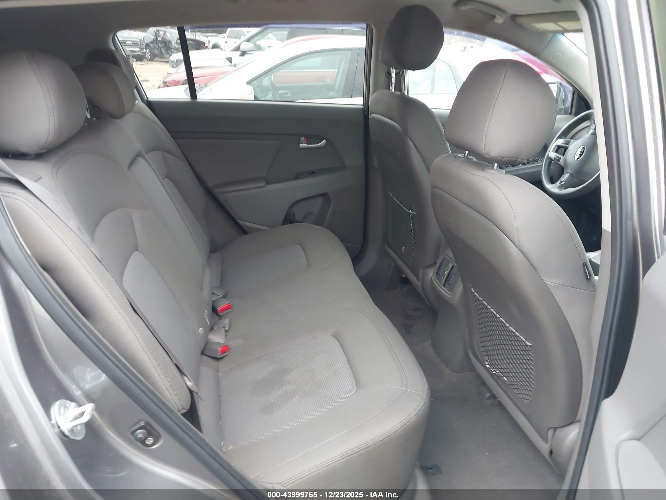KIA SPORTAGE image 8