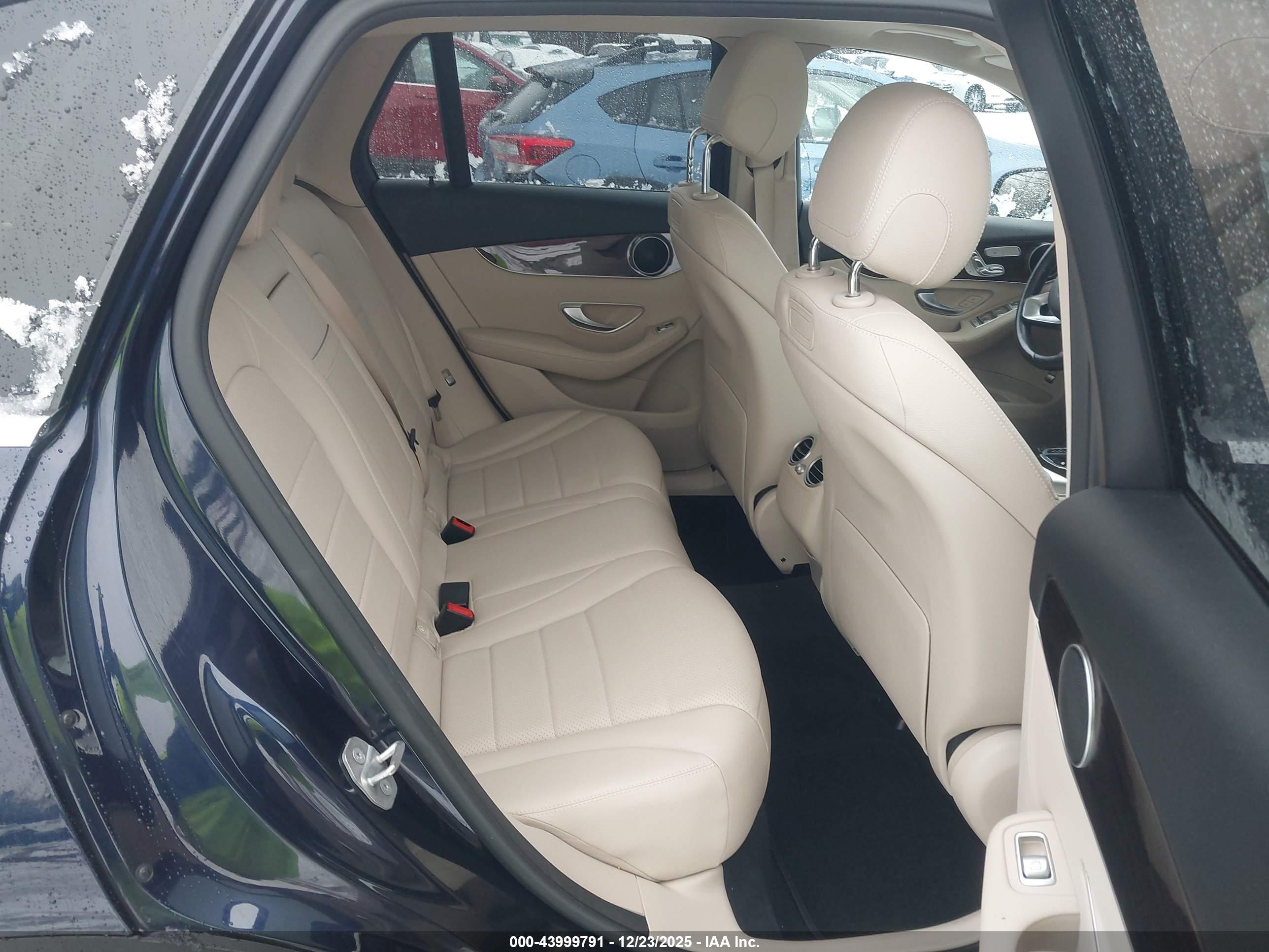 MERCEDES-BENZ GLC image 8