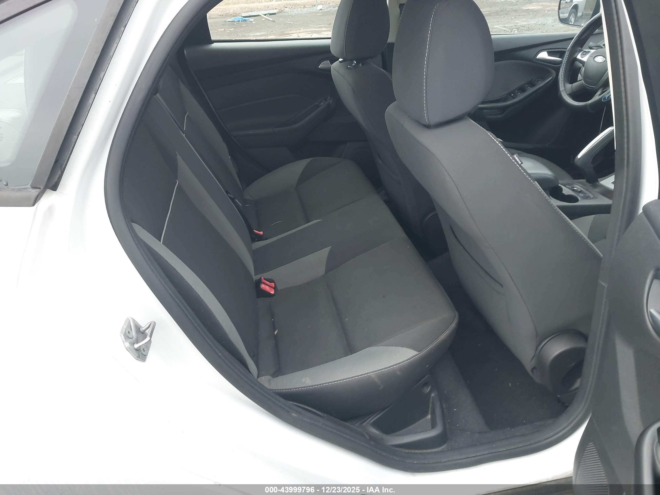FORD FOCUS image 8