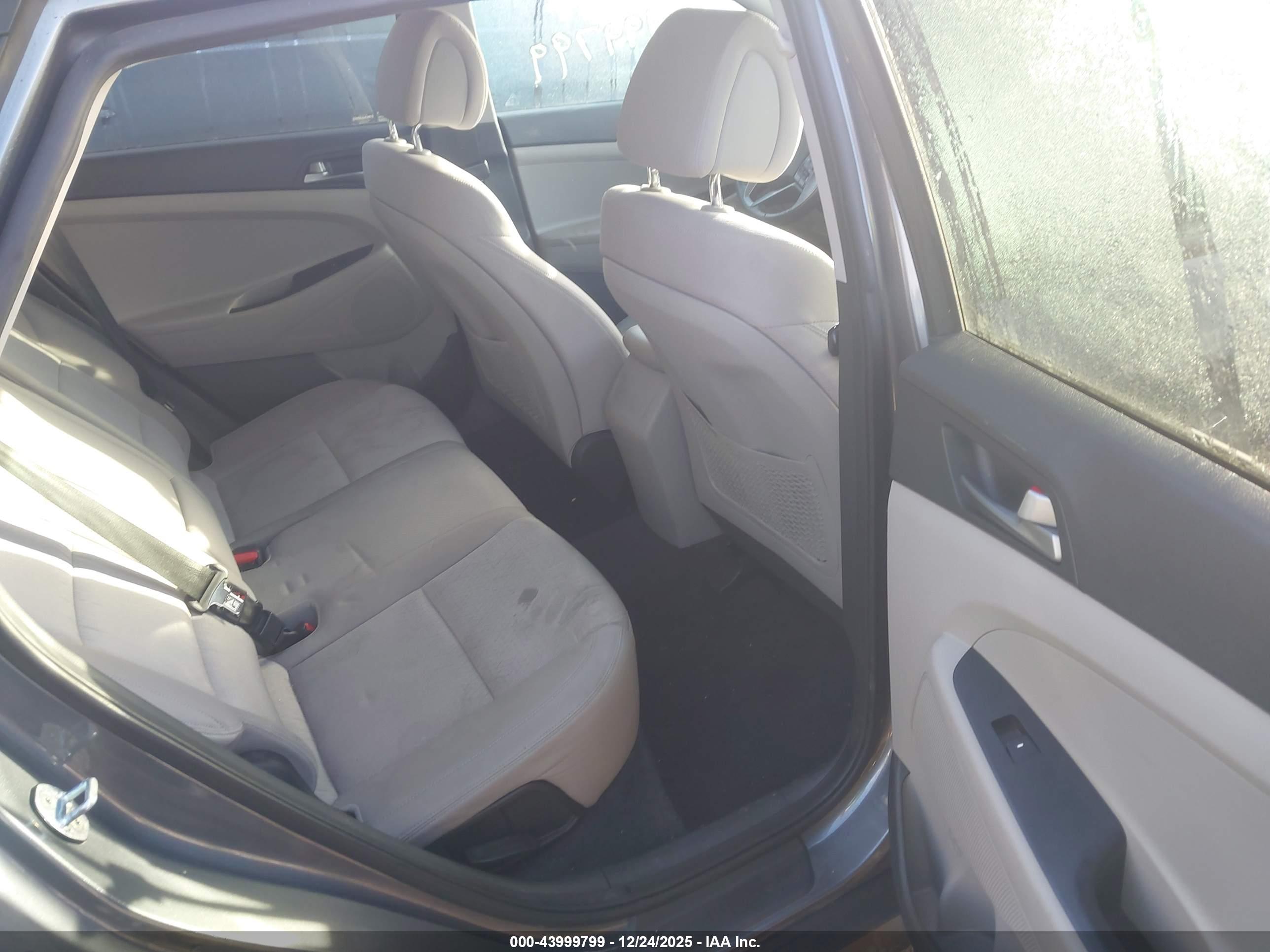 HYUNDAI TUCSON image 8