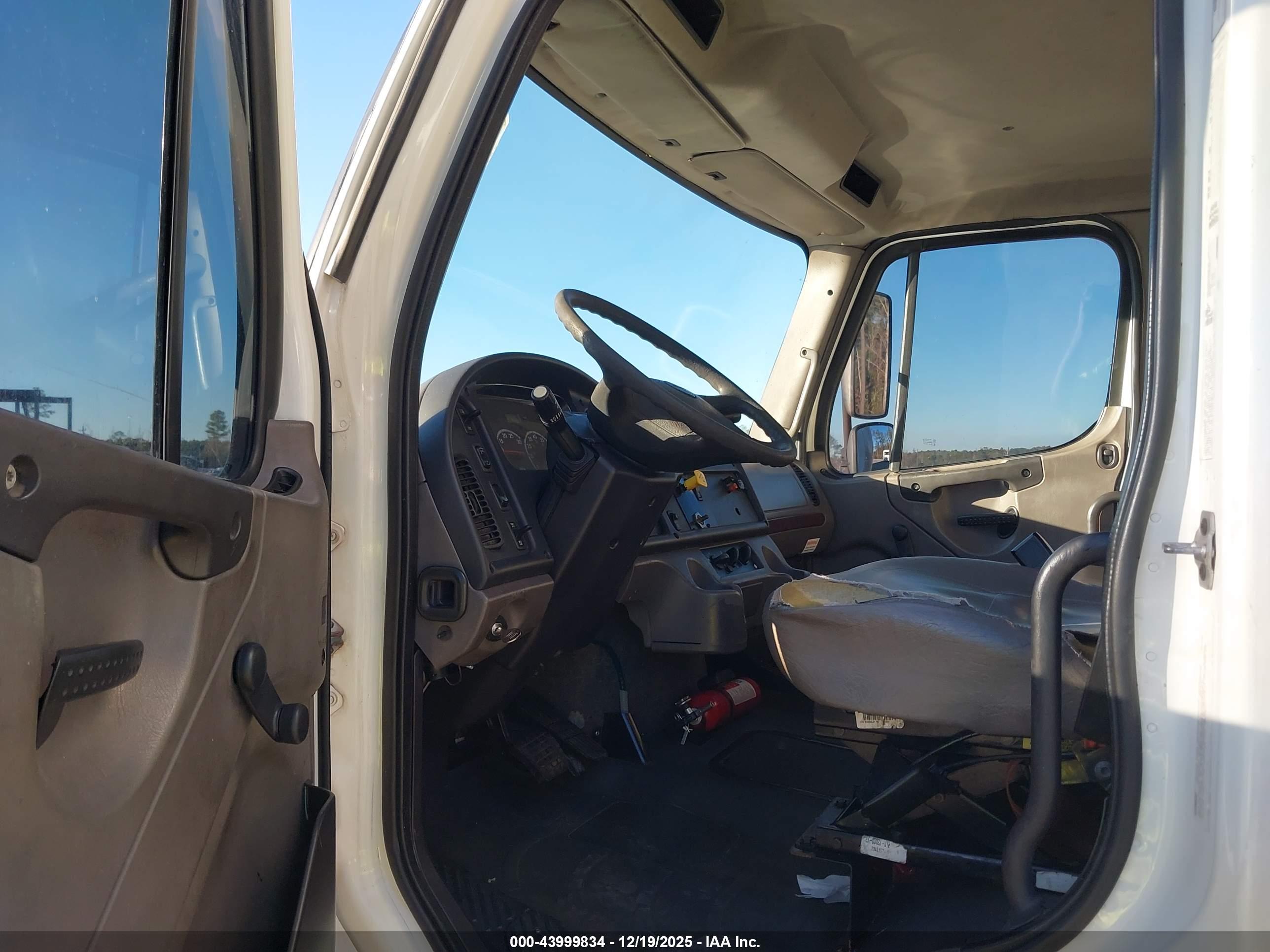 FREIGHTLINER M2 image 8