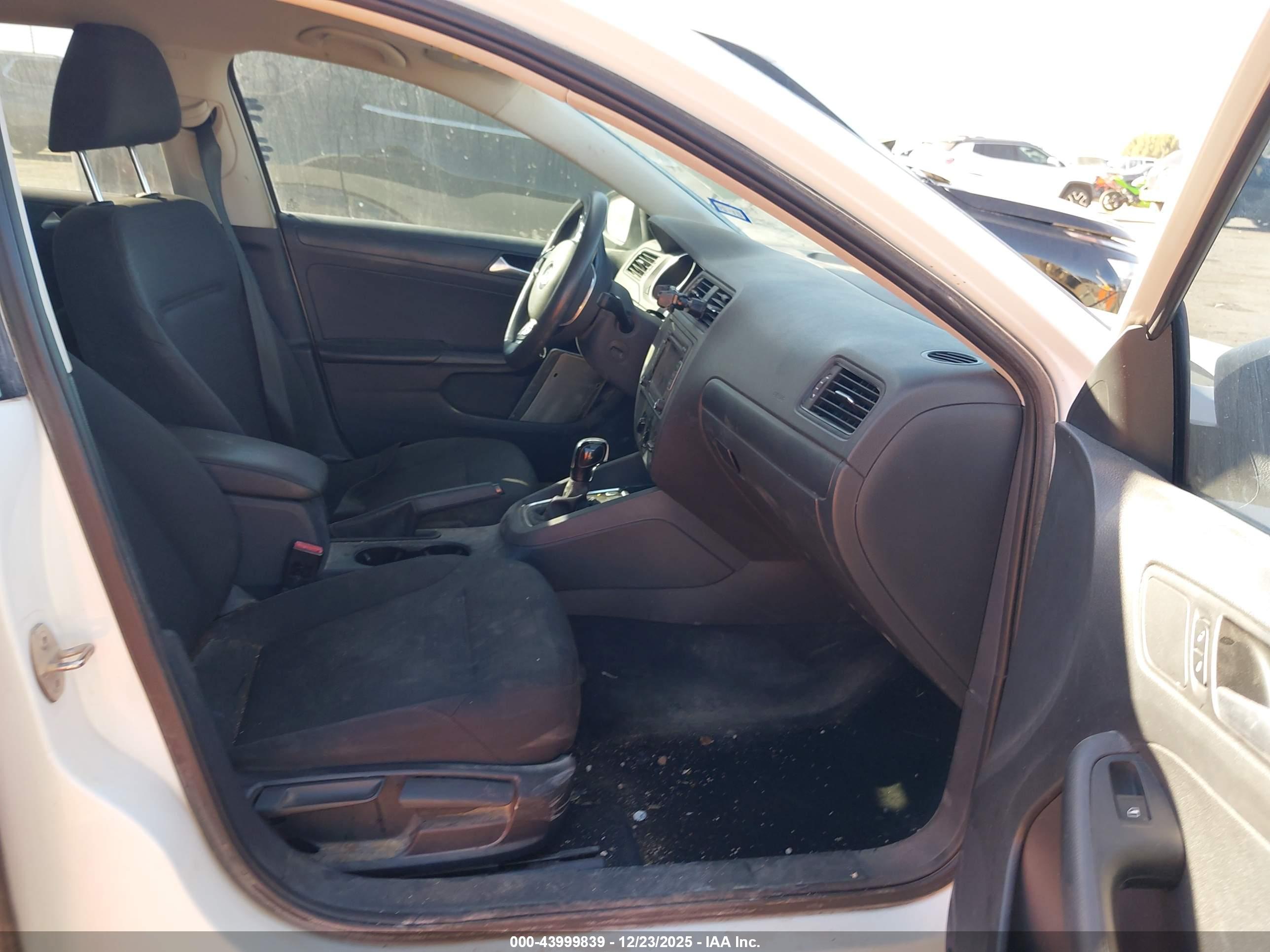 VOLKSWAGEN JETTA image 5