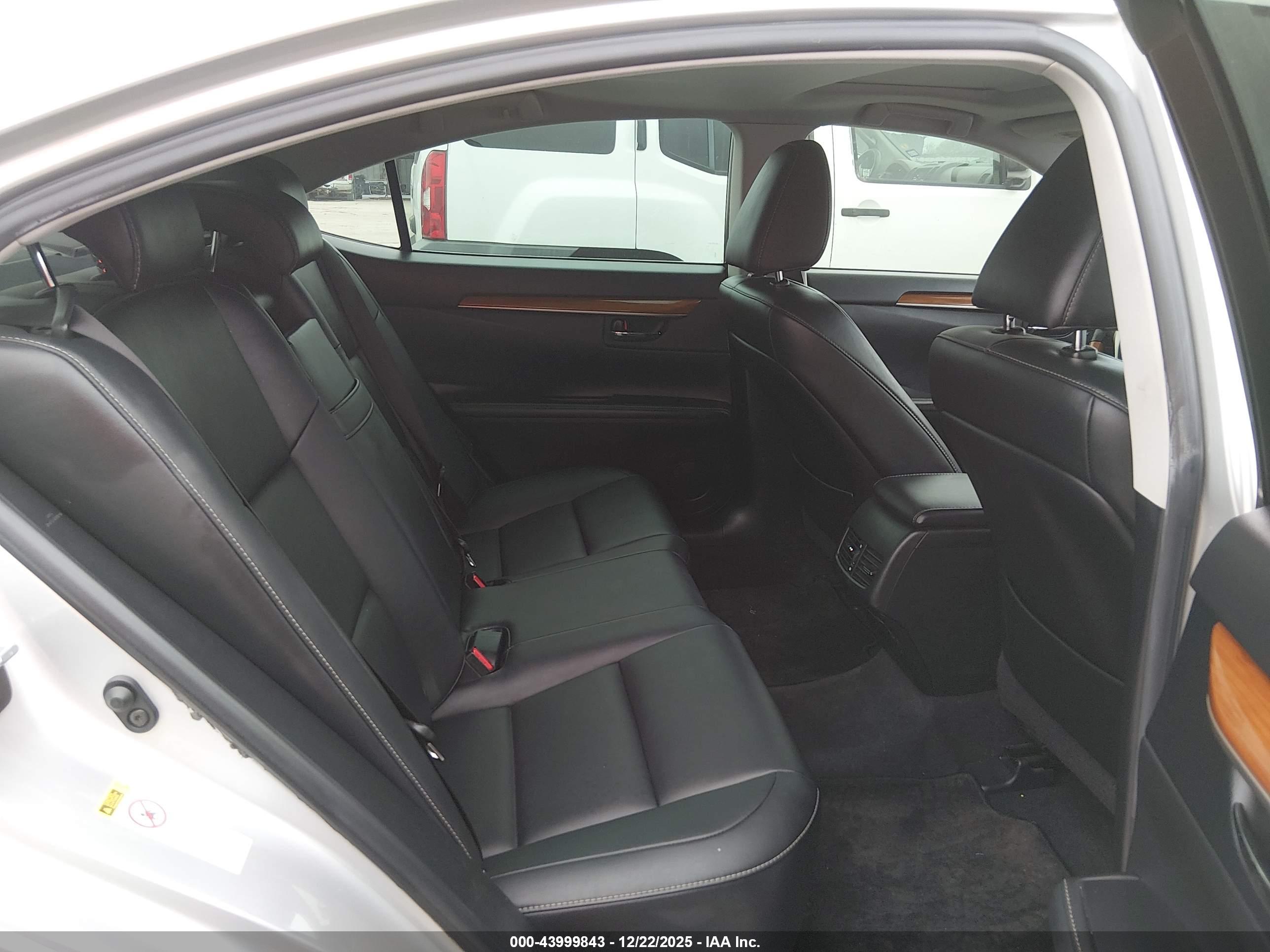 LEXUS ES image 8