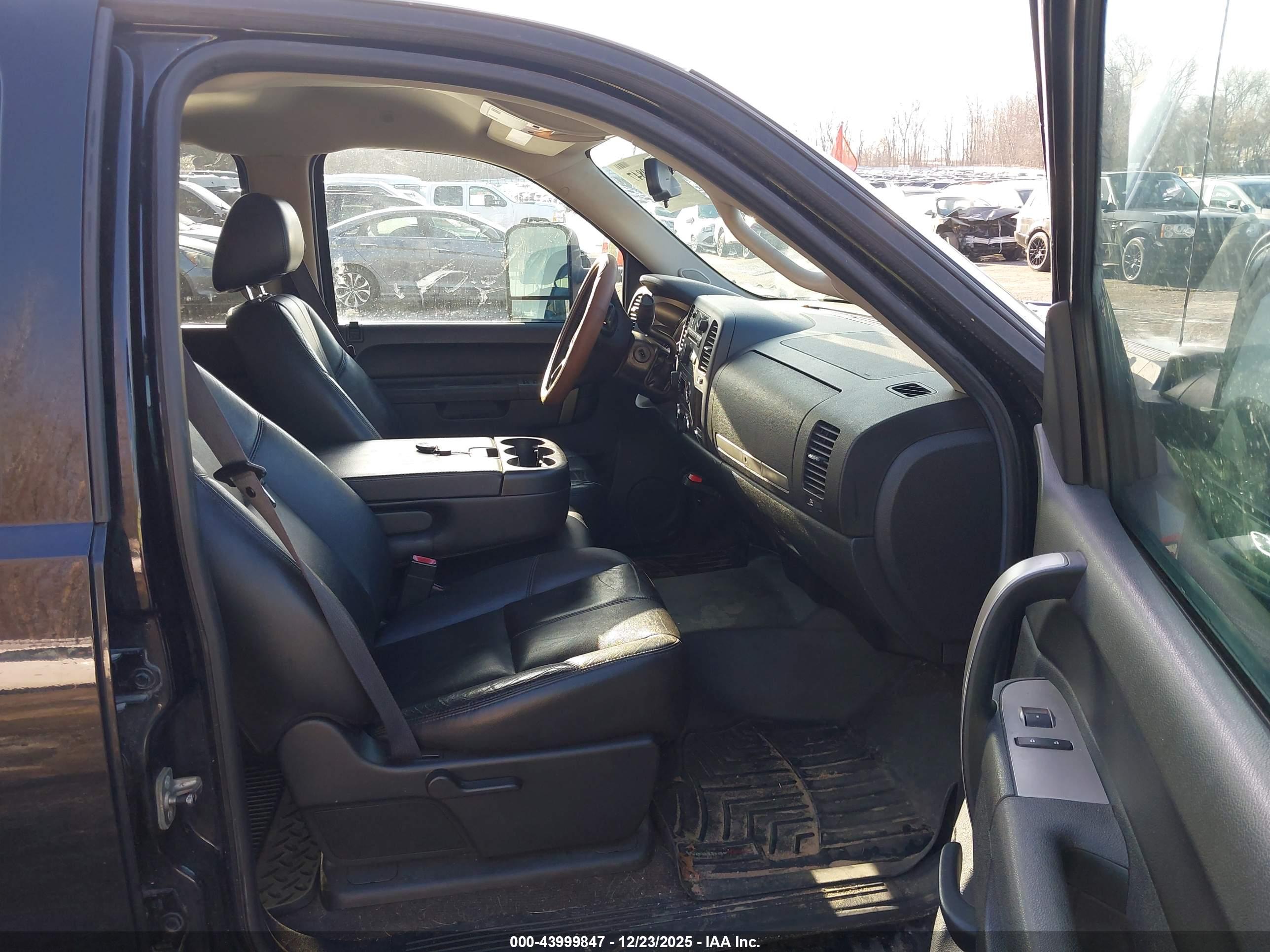 CHEVROLET SILVERADO image 5